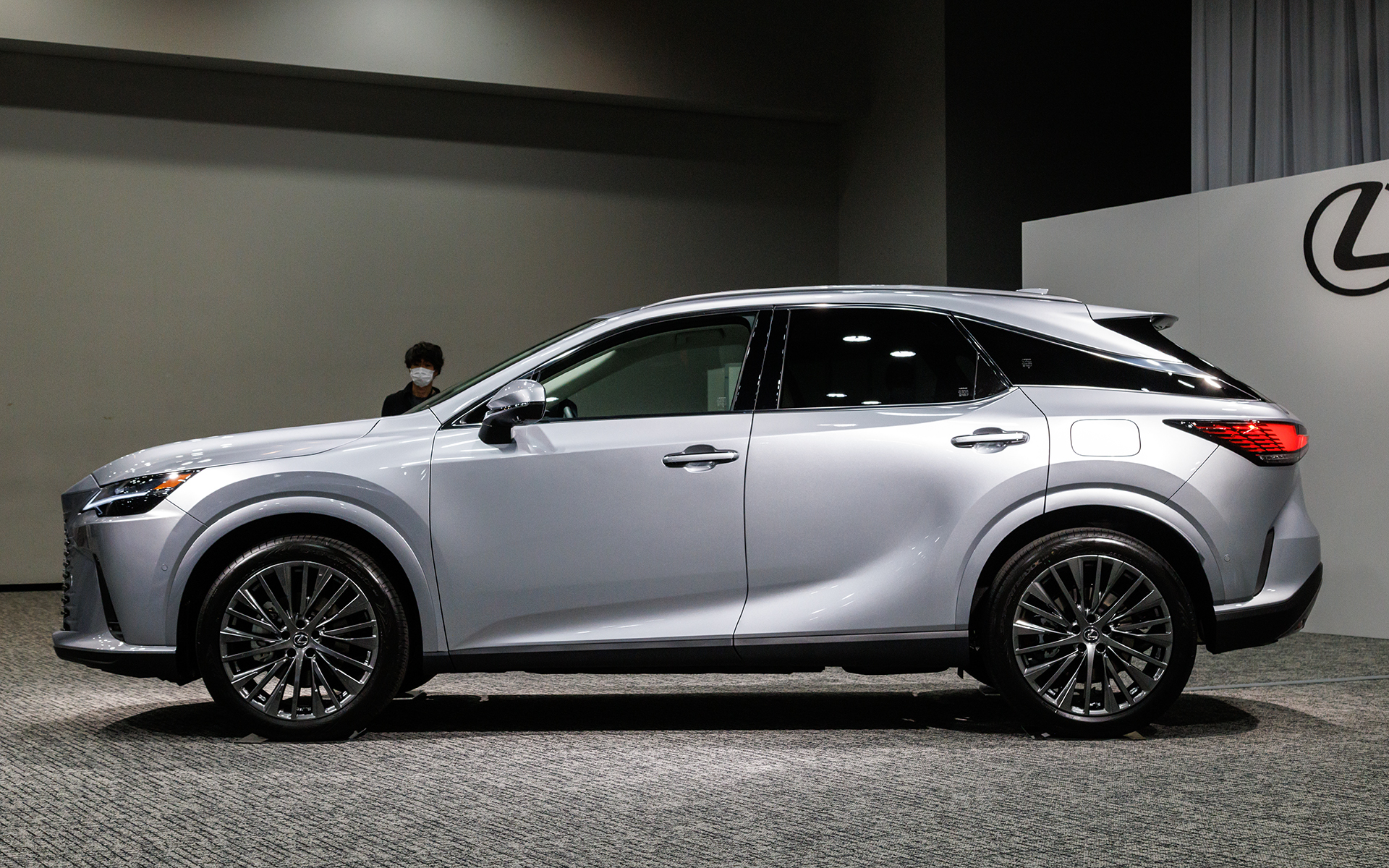 ボディサイズは4890×1920×1695mm（全長×全幅×全高）と大型化。その一方でフロントフェンダーのアルミ化などにより車両重量は90kg軽量化されている