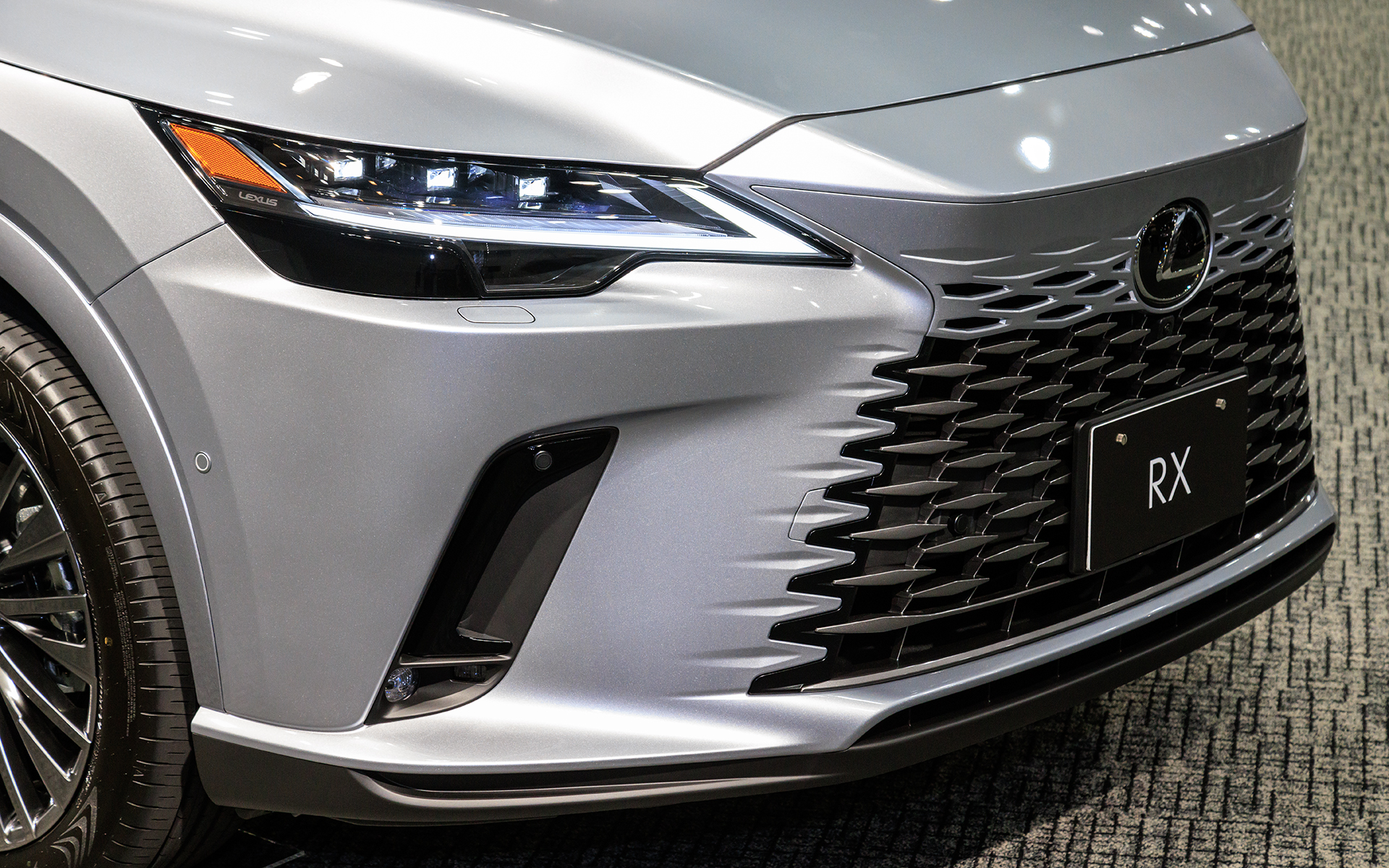 スピンドルグリルは従来から一歩踏み込んだデザインに。先頃発表されたBEV「RZ」と共通したテイストだ