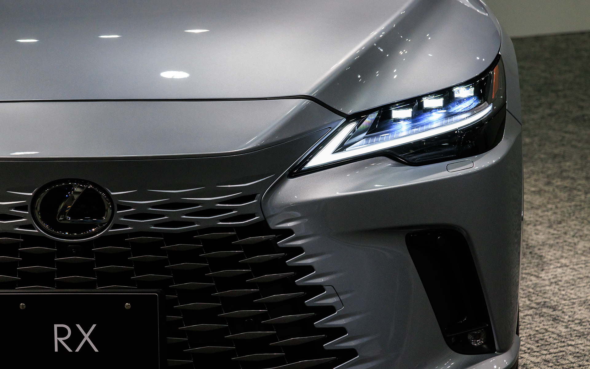 ヘッドライトは3眼LEDとL字型ポジションを組み合わせたレクサスらしい意匠