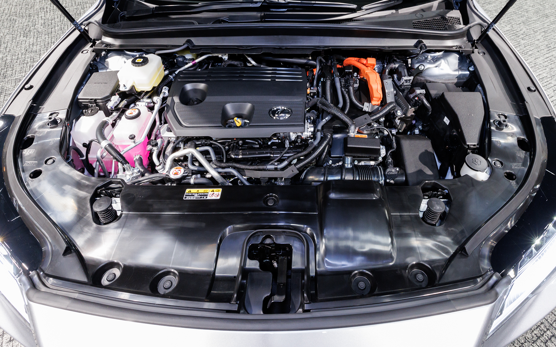 パワーユニットは直列4気筒2.5リッターエンジンを核としたプラグインハイブリッドシステムを搭載