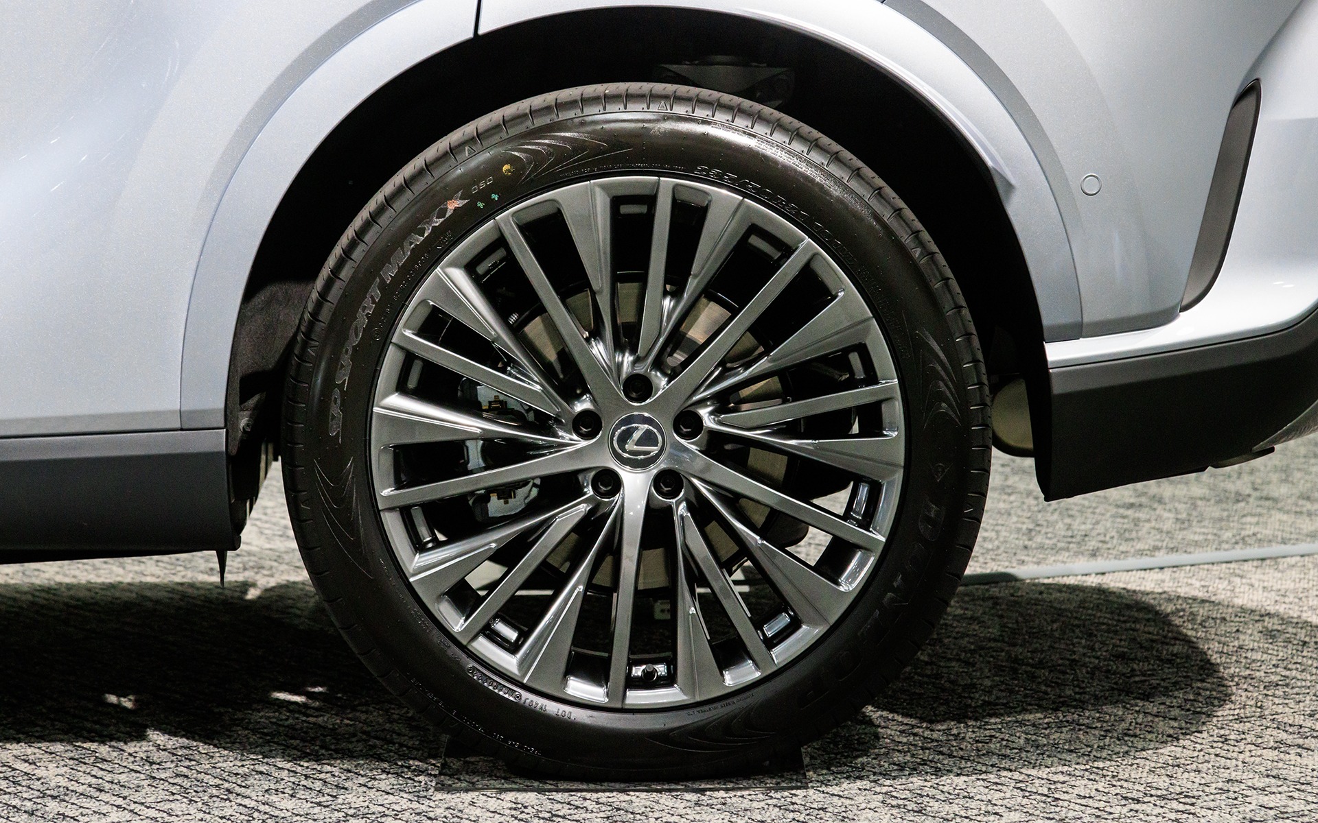 撮影車両のタイヤはダンロップ「SP SPORT MAXX 060」でサイズは235/50R21。グレードによって19インチを装着するモデルも設定される