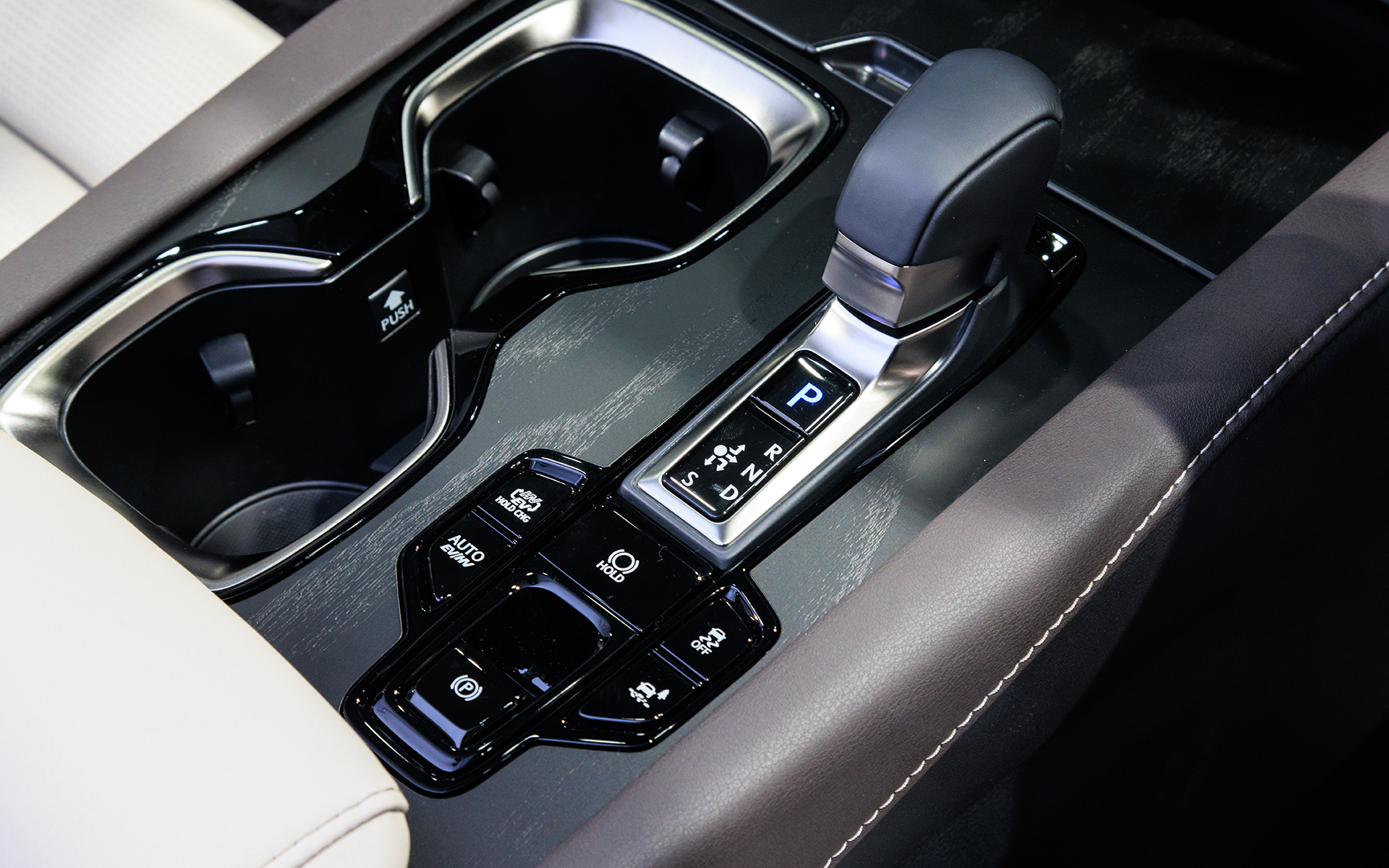 シフトまわり。EV走行関連のスイッチも配置