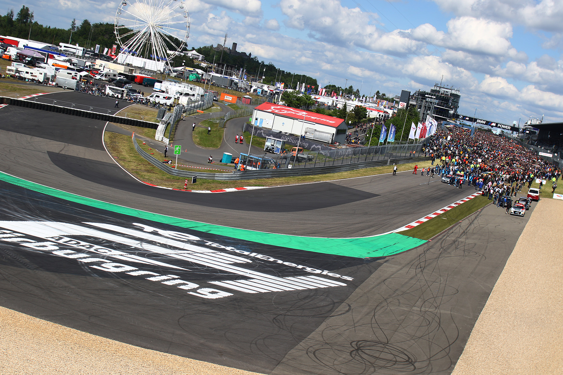 セレモニー、スターティンググリッドは車両が見えないほどの人