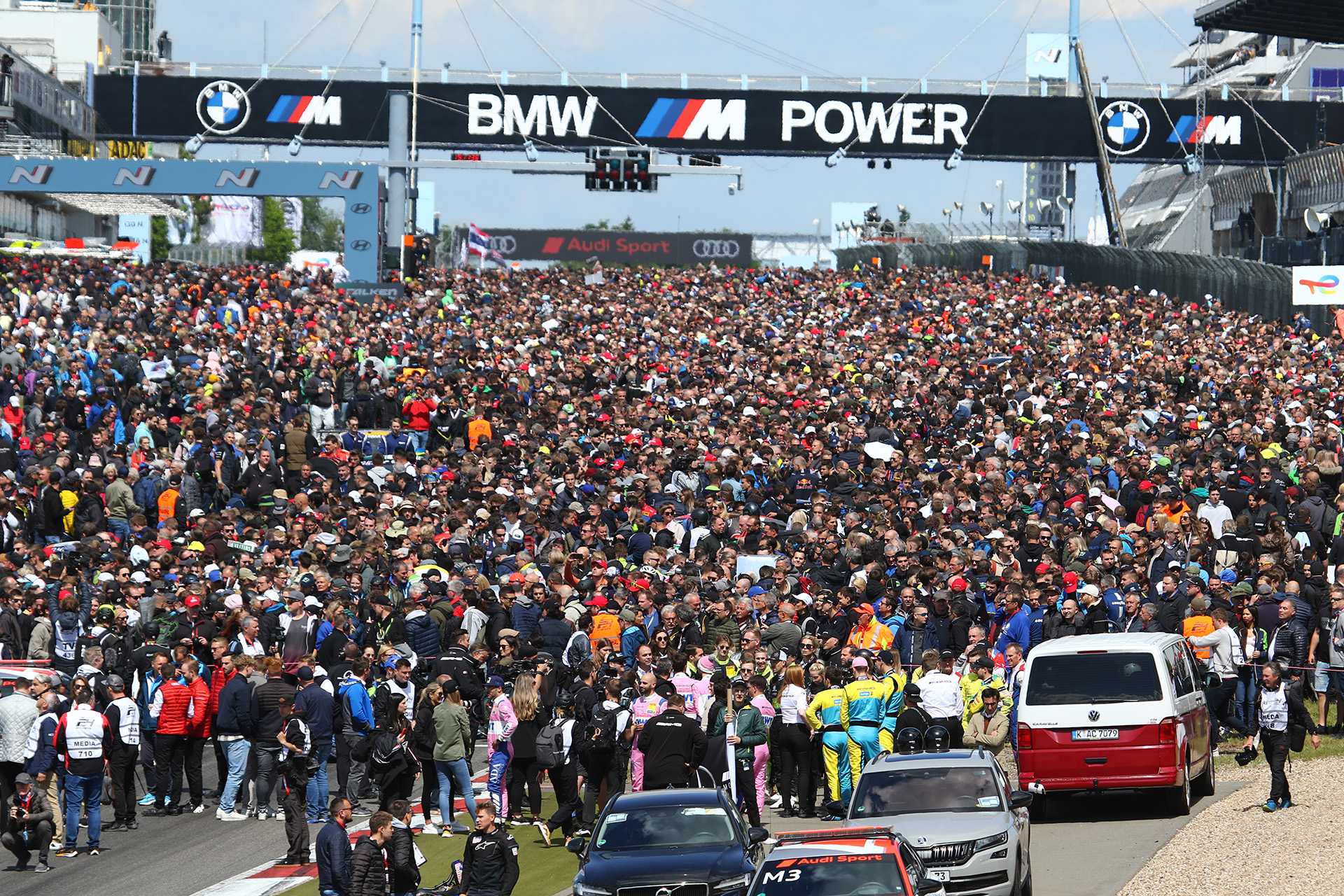 セレモニー、スターティンググリッドは車両が見えないほどの人