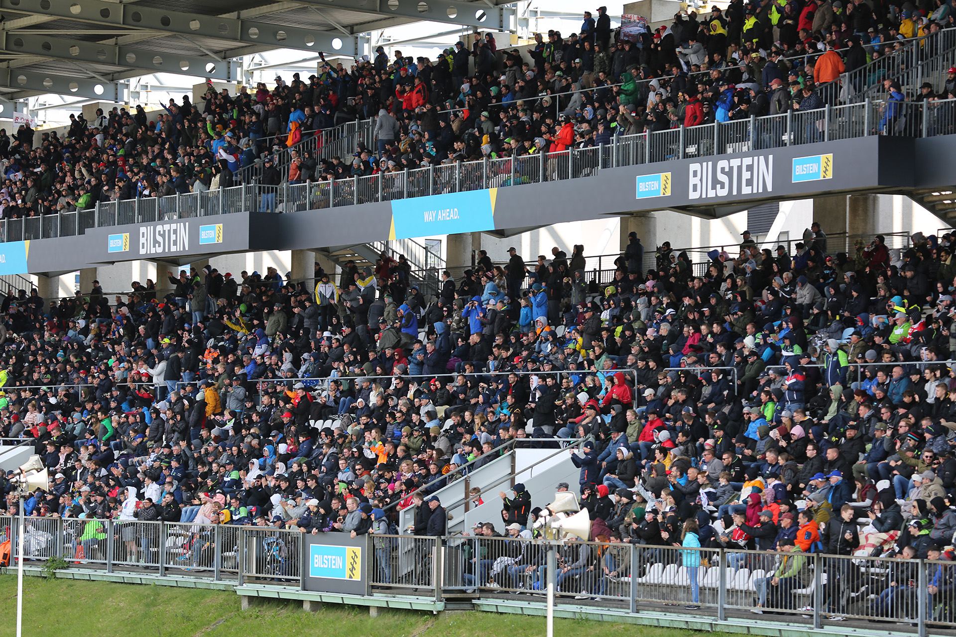 満員のグランドスタンド