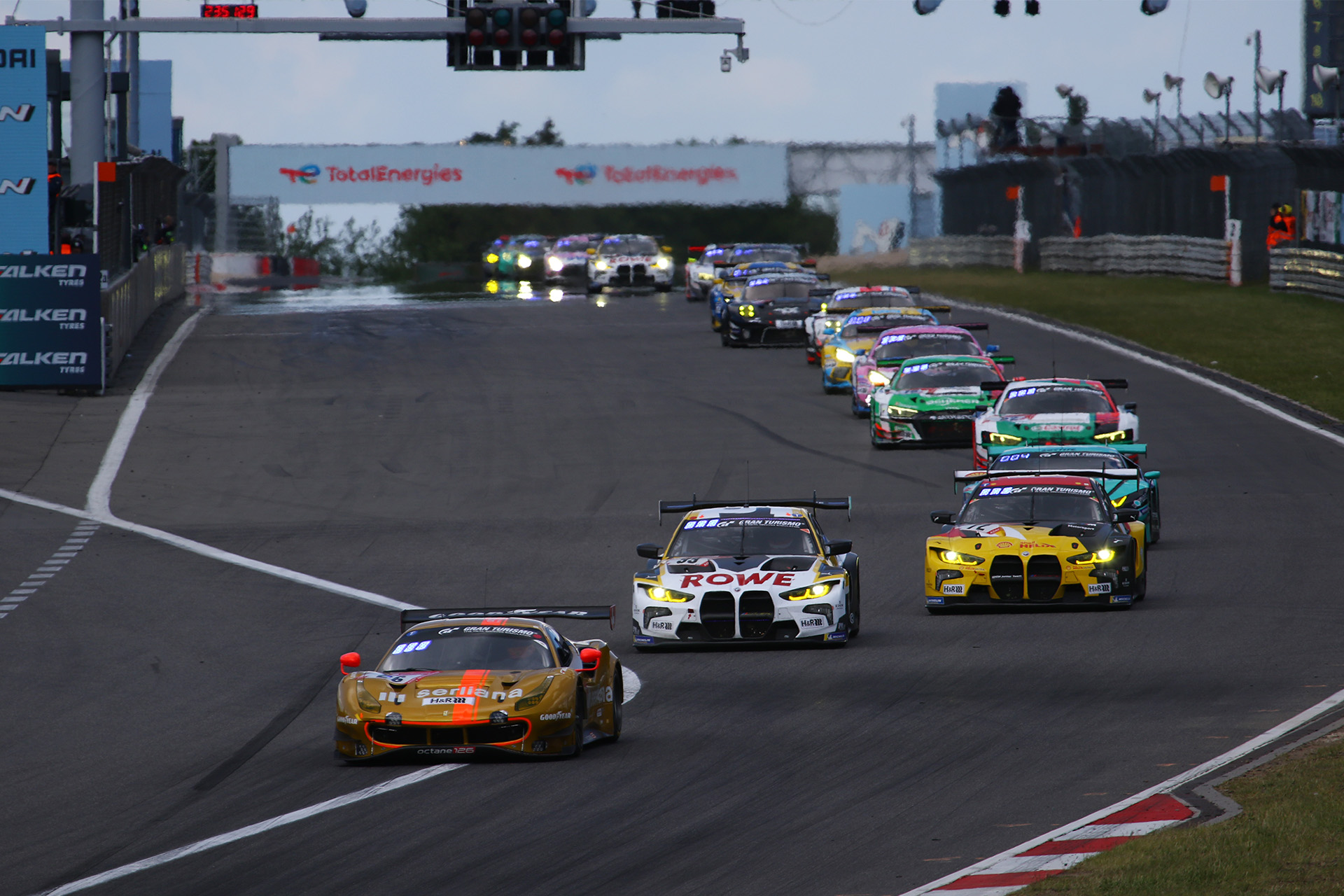 スタートから2周目、トップを走る26号車 フェラーリ488 GT3 Evo20（octane126,Serliana）