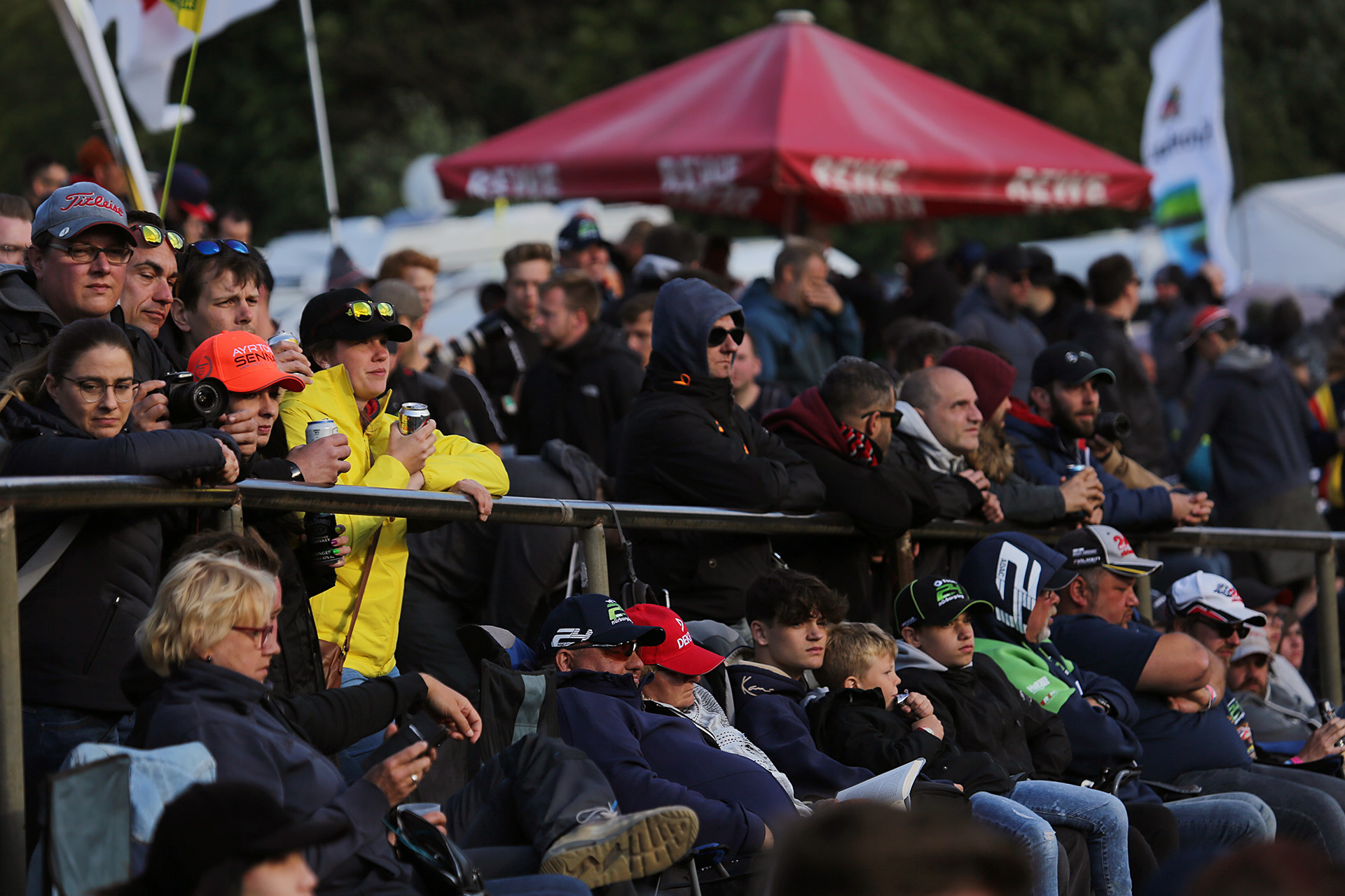 北コースに戻ってきたキャンプする人々。ビール片手にレース観戦をする人々