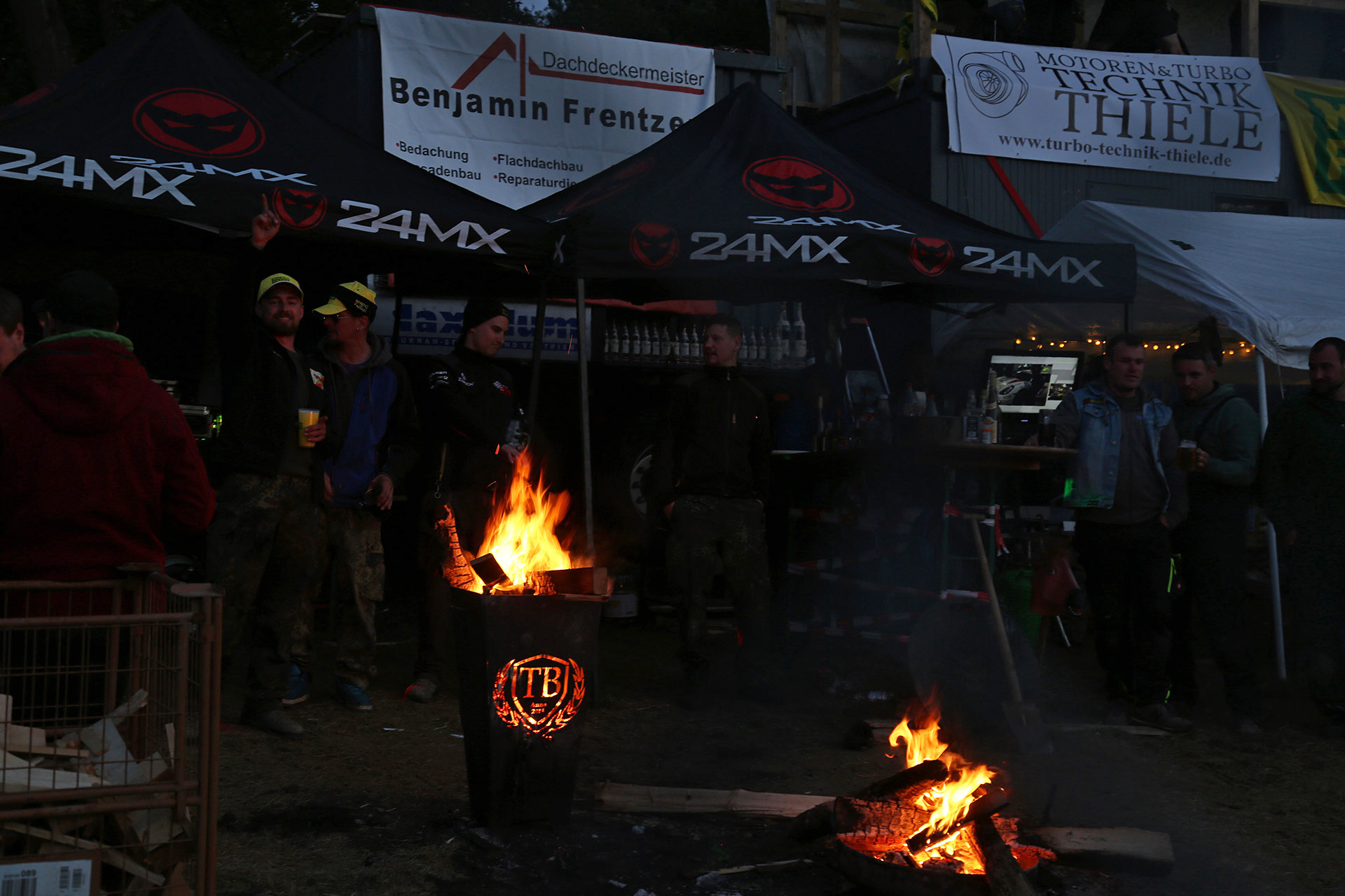 北コースに戻ってきたキャンプする人々。ビール片手にレース観戦をする人々