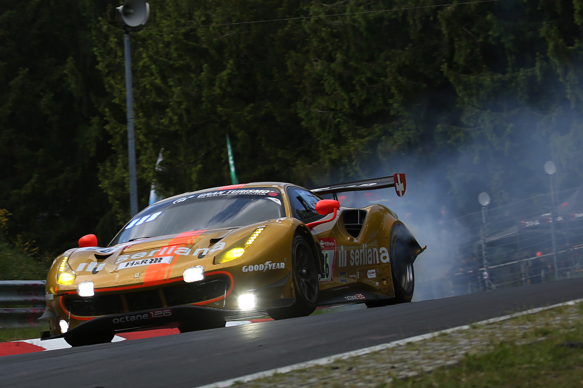 タイヤバーストする26号車 フェラーリ488 GT3 Evo20（octane126,Serliana）