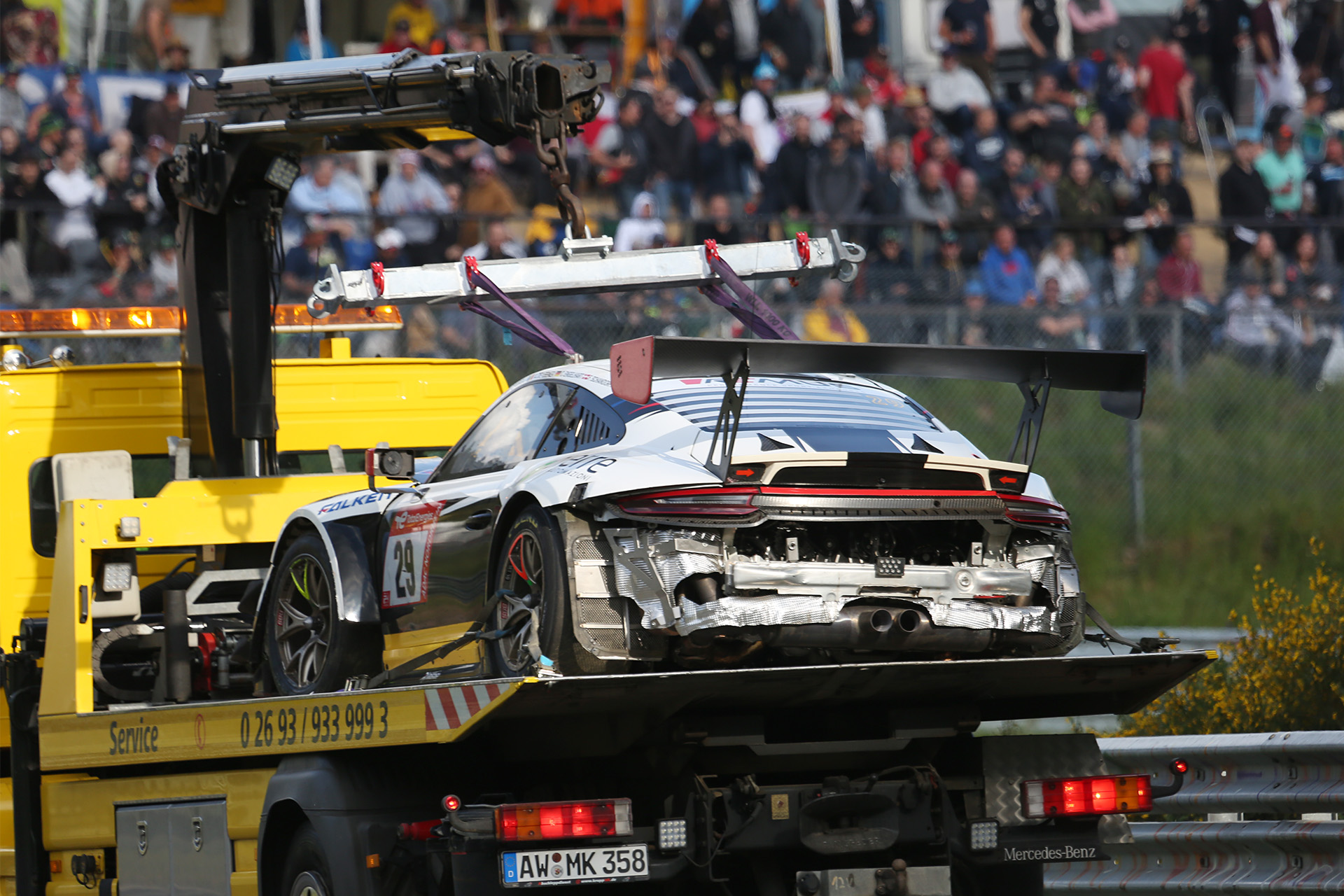 コース上から運ばれるクラッシュ車両