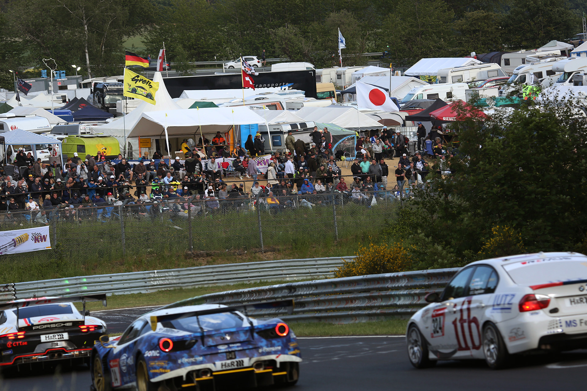 日本国旗が振られる観戦キャンプ場