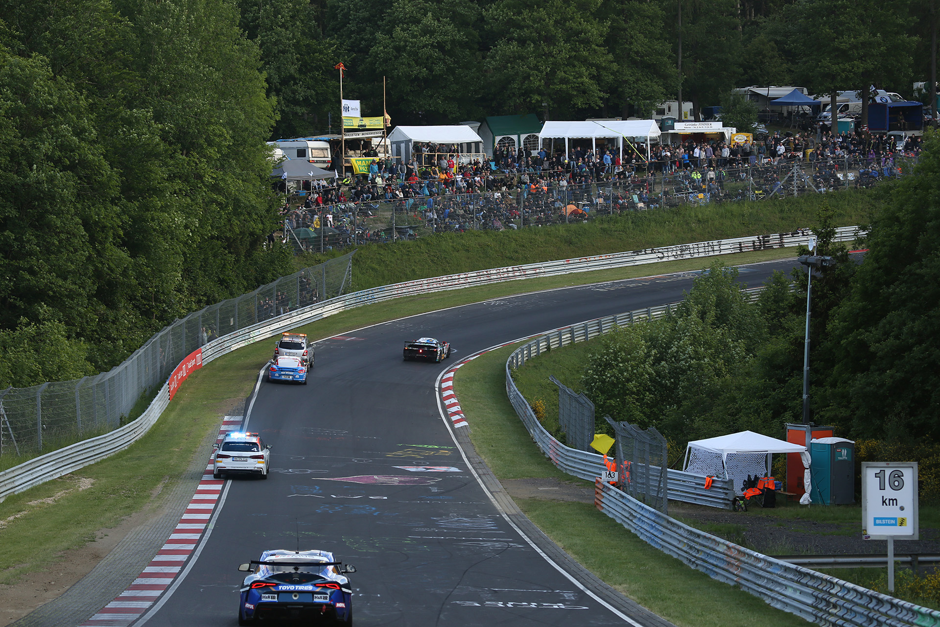 コース上を牽引されるパンクした車両