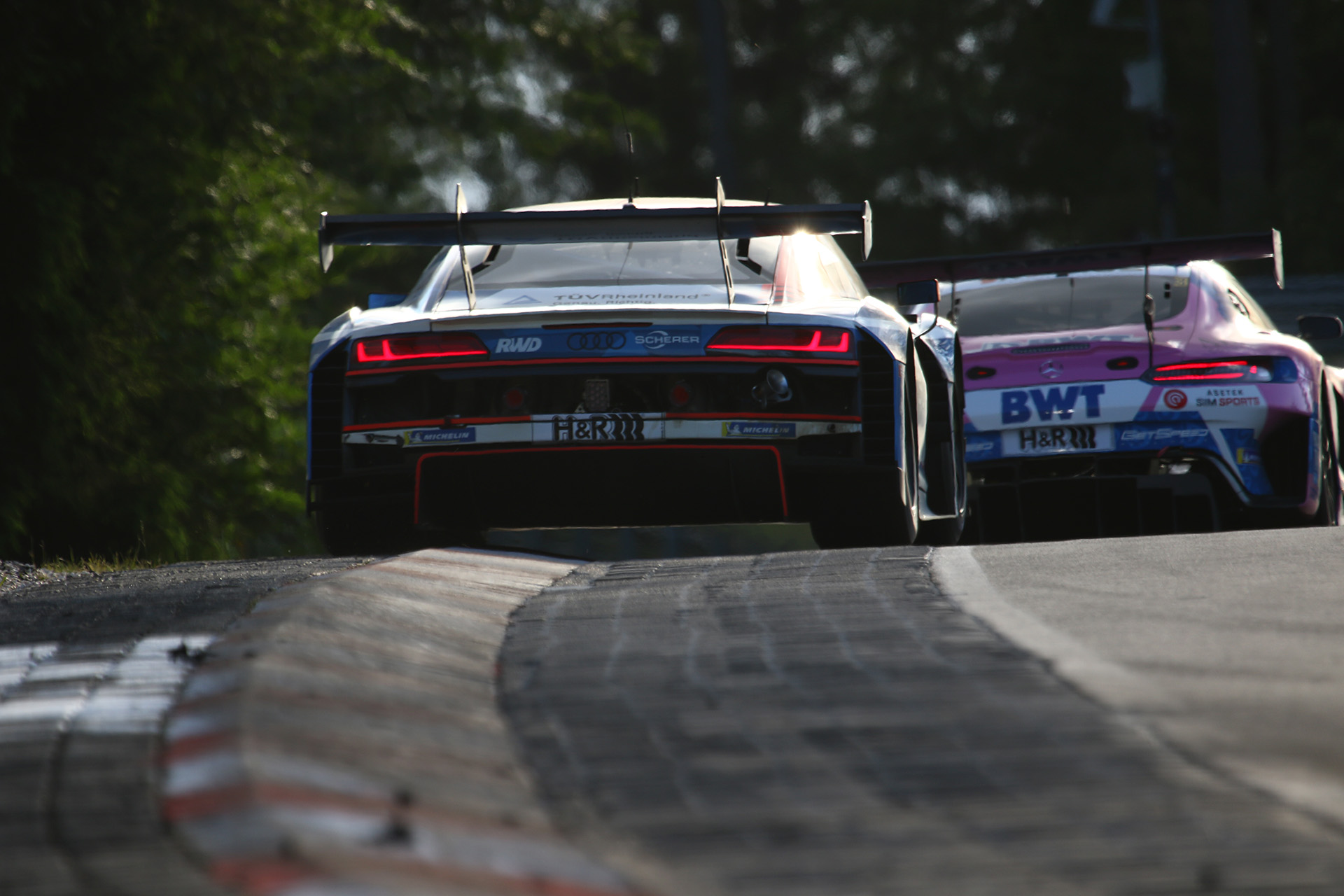 激走するマシン。RH11は2021年の覇者 1号車 Manthey-Racing GmbH のポルシェ911 GT3R （991 II）