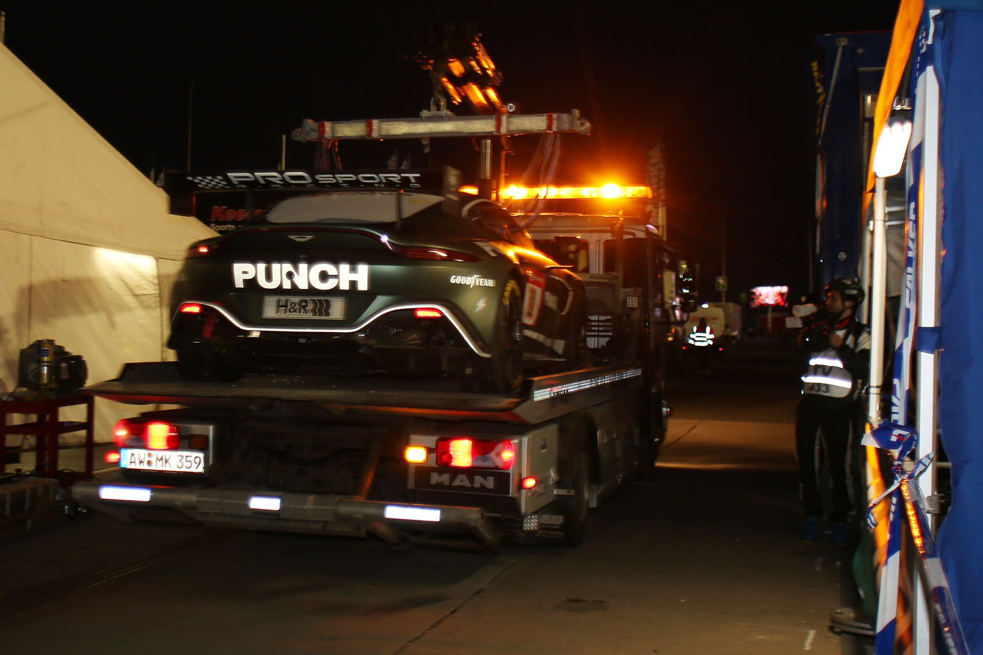 夜のピットとパドックなど