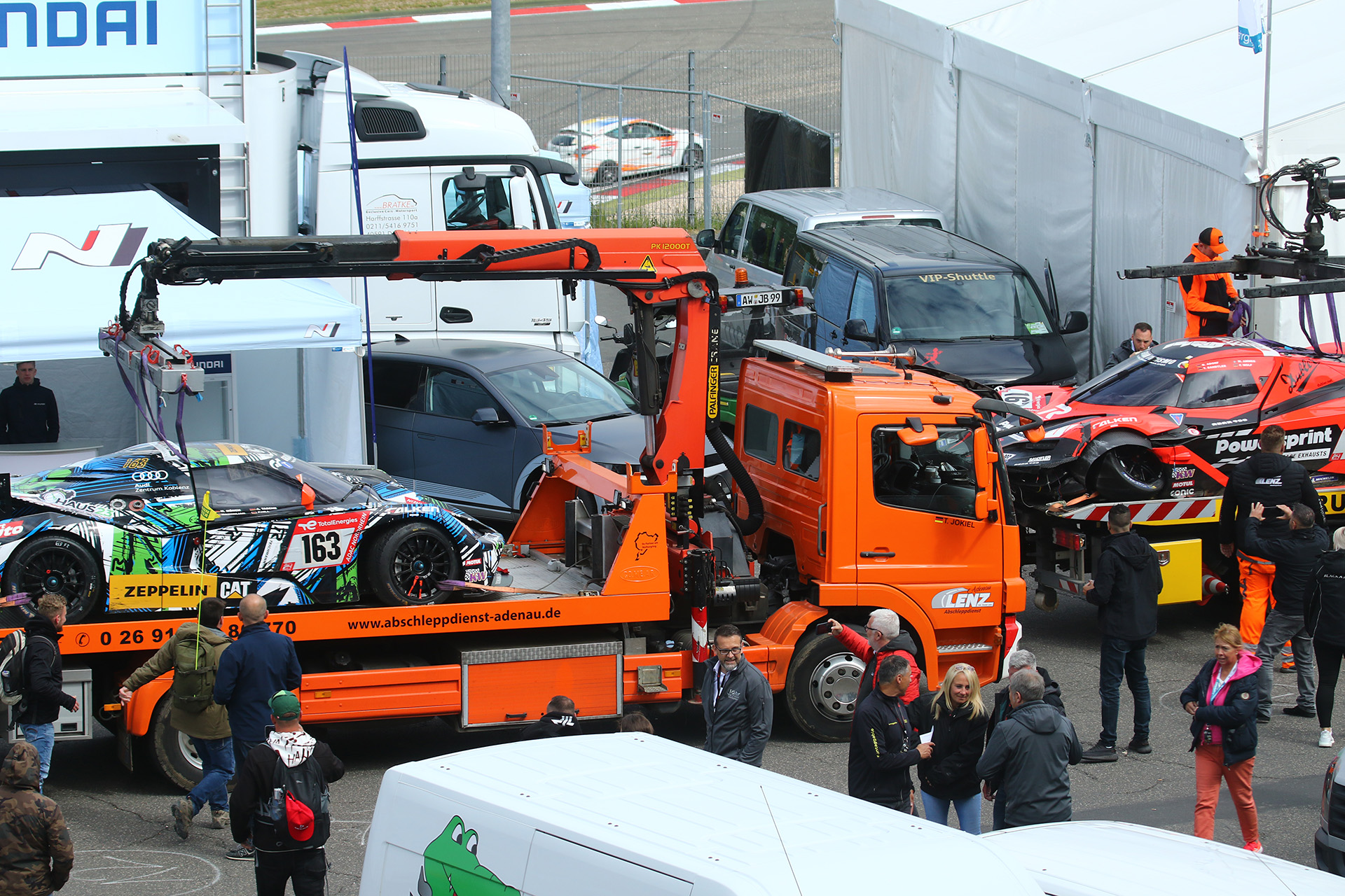 夜のピットとパドックなど