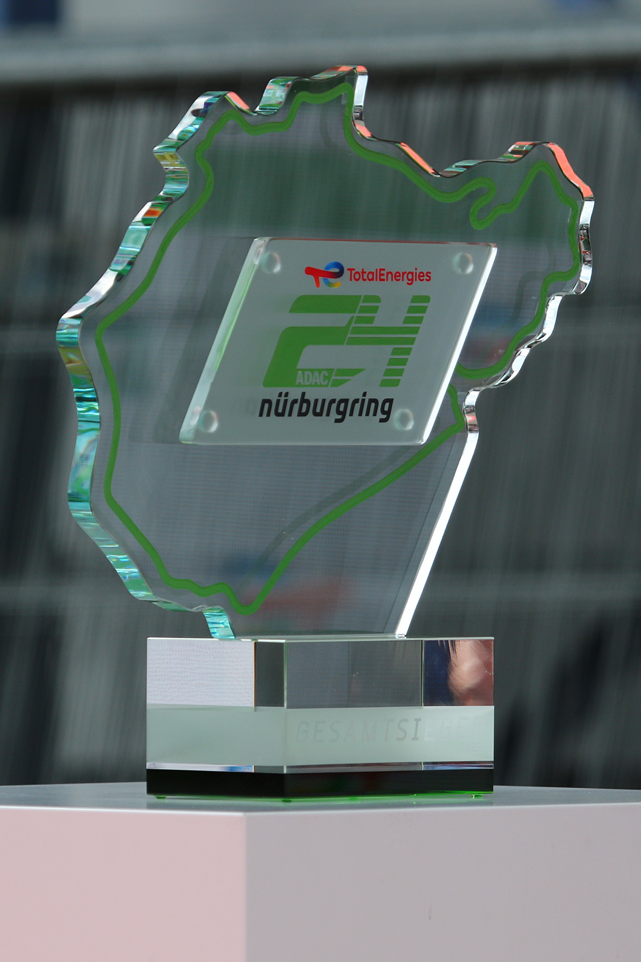 チェッカーから表彰式風景