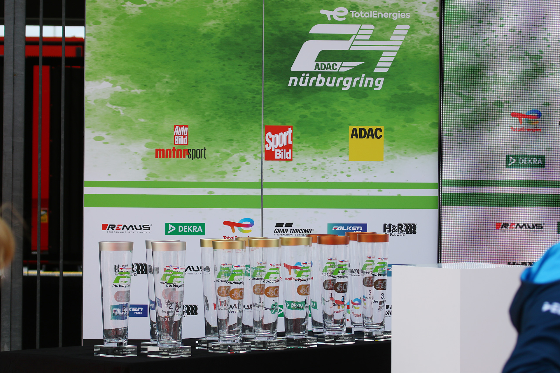 チェッカーから表彰式風景