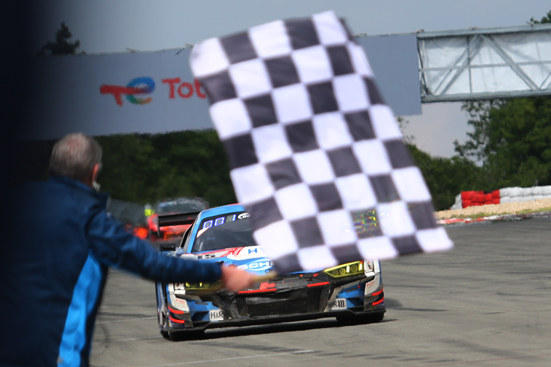 チェッカーから表彰式風景