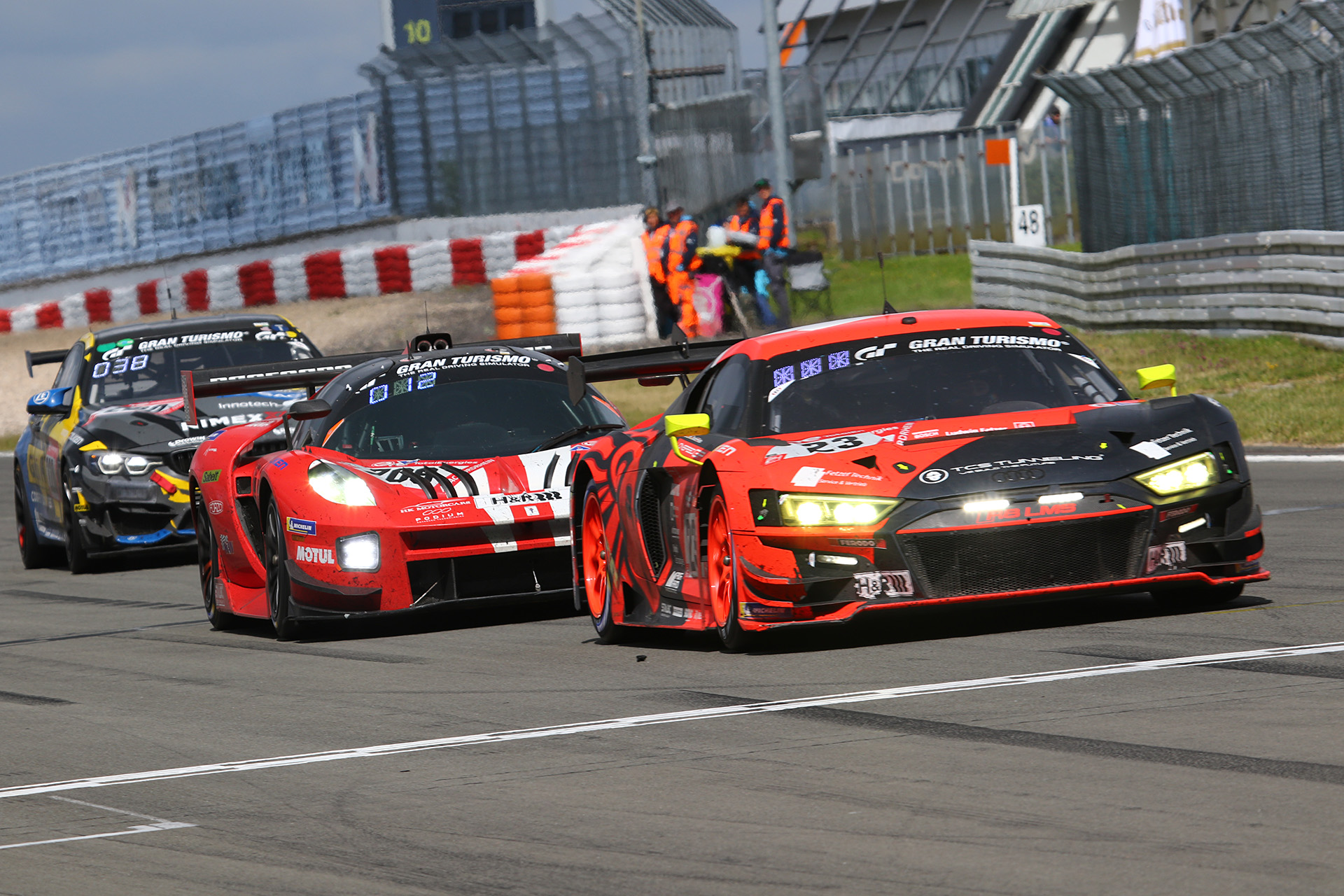 チェッカーから表彰式風景