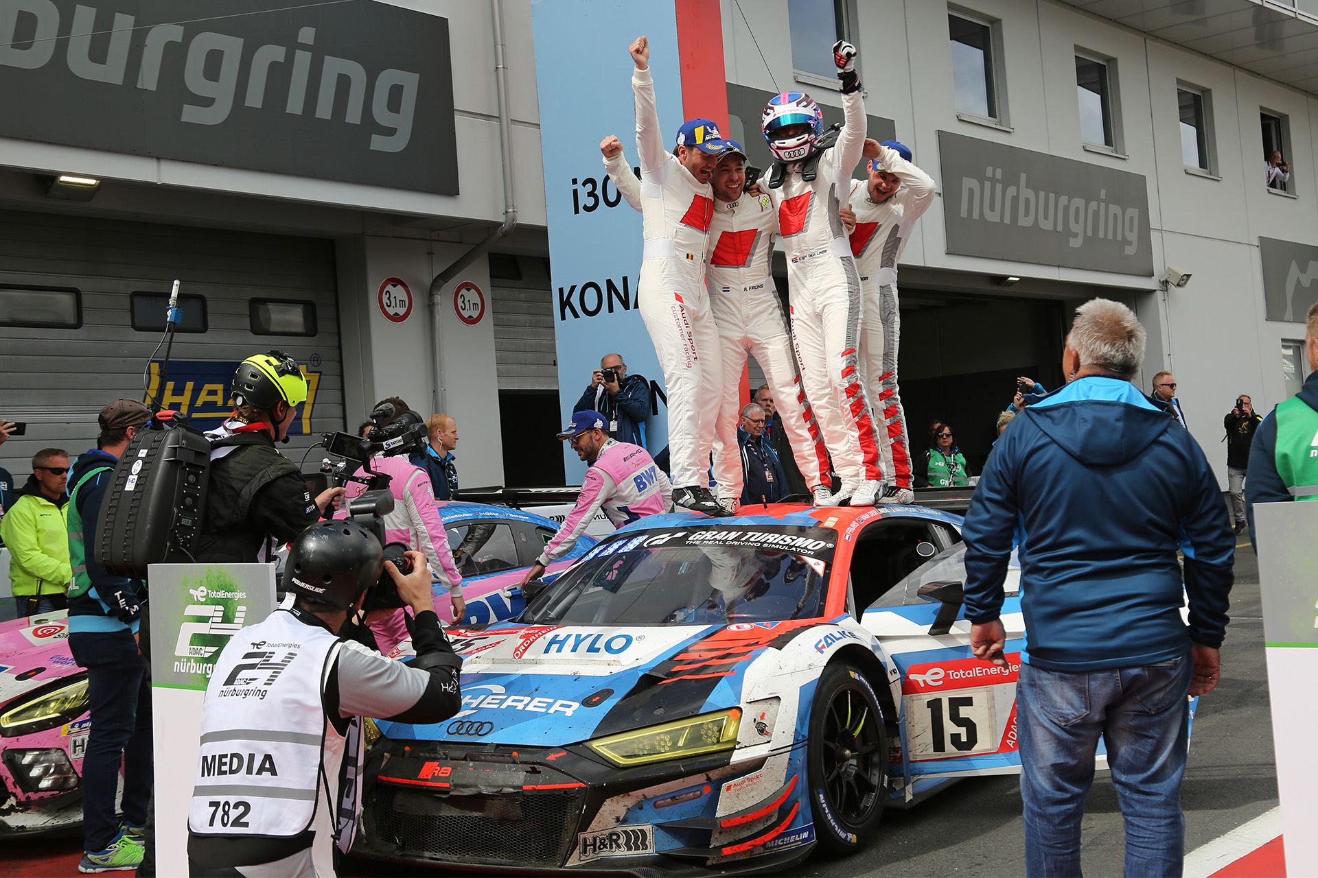 チェッカーから表彰式風景