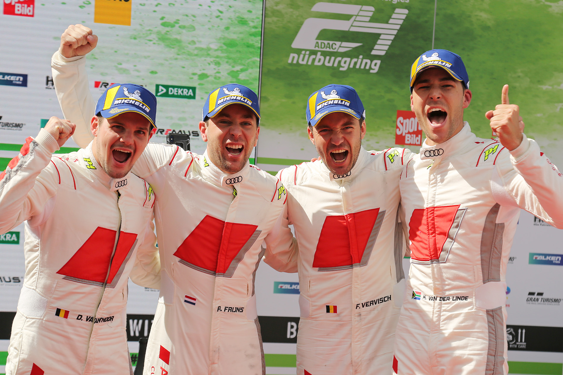 チェッカーから表彰式風景