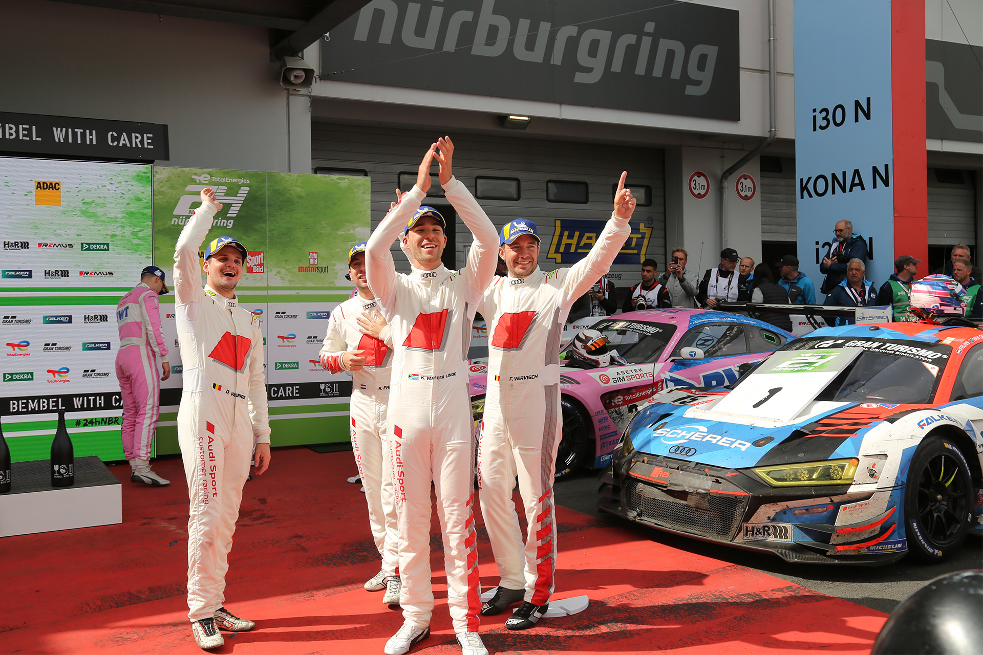 チェッカーから表彰式風景