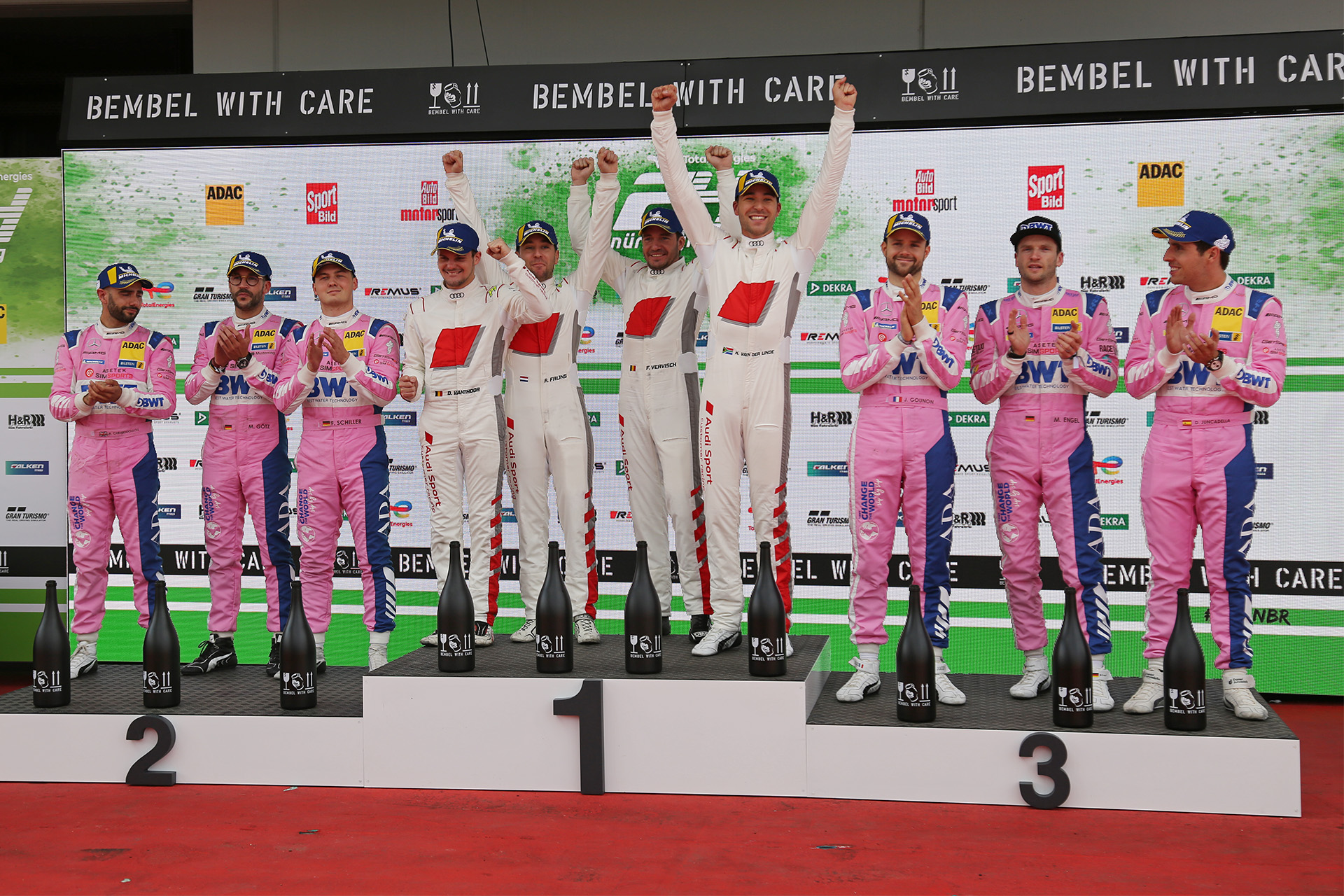 チェッカーから表彰式風景