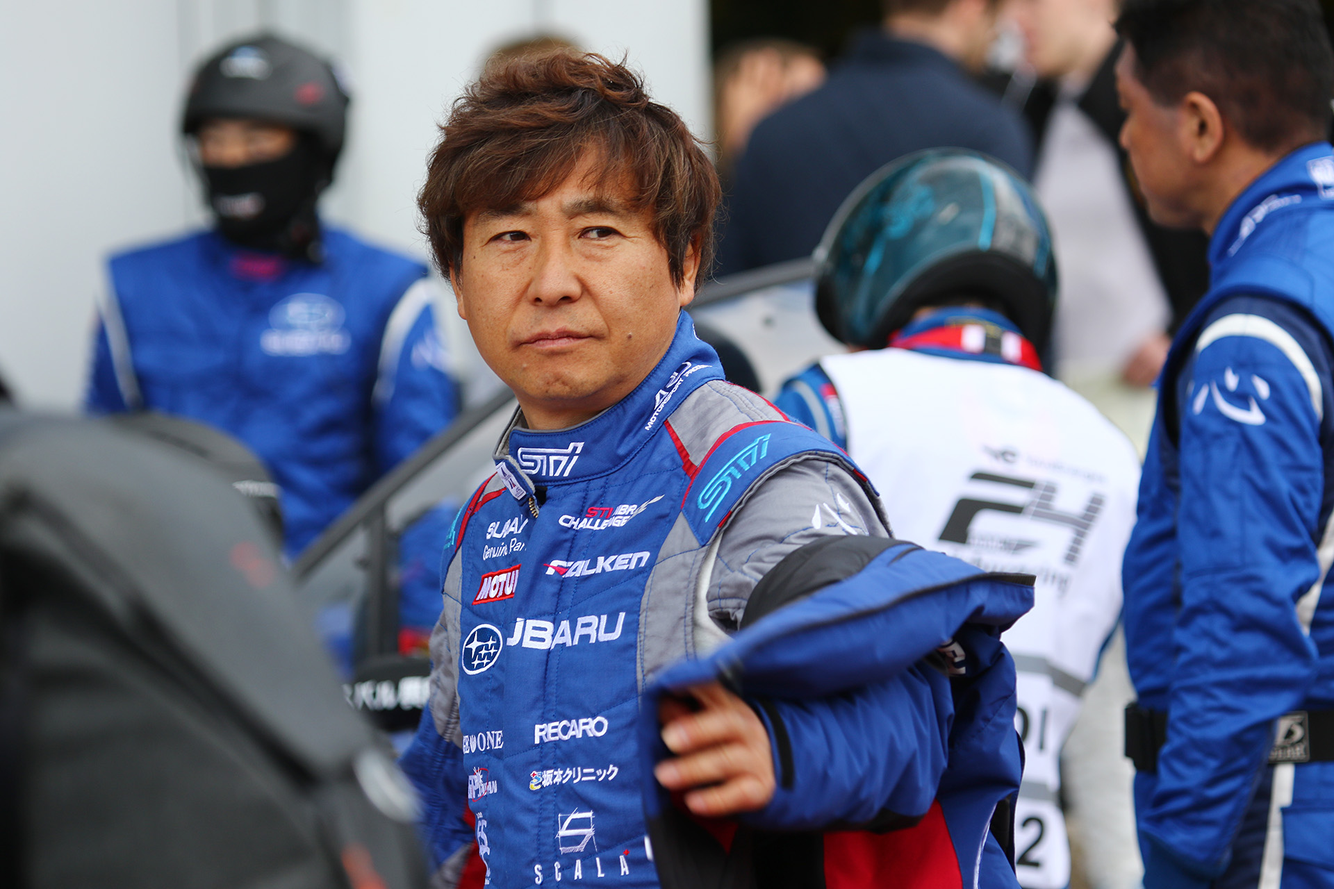 グリッドにつくSUBARU WRX STI。ドライバーはカルロ・ヴァン・ダム選手（オランダ）、ティム・シュリック選手（ドイツ）、マセール・ラッセー選手（ドイツ）、佐々木孝太選手（日本）の布陣で挑んだ。チーム総監督は辰己英治氏、監督は沢田拓也氏