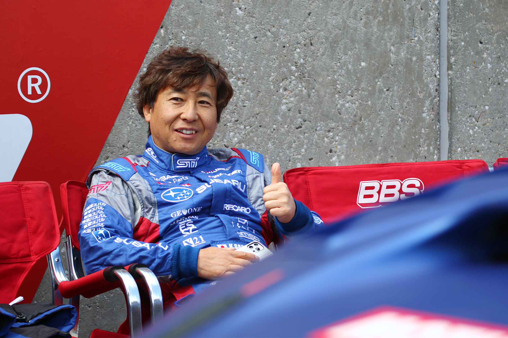 グリッドにつくSUBARU WRX STI。ドライバーはカルロ・ヴァン・ダム選手（オランダ）、ティム・シュリック選手（ドイツ）、マセール・ラッセー選手（ドイツ）、佐々木孝太選手（日本）の布陣で挑んだ。チーム総監督は辰己英治氏、監督は沢田拓也氏