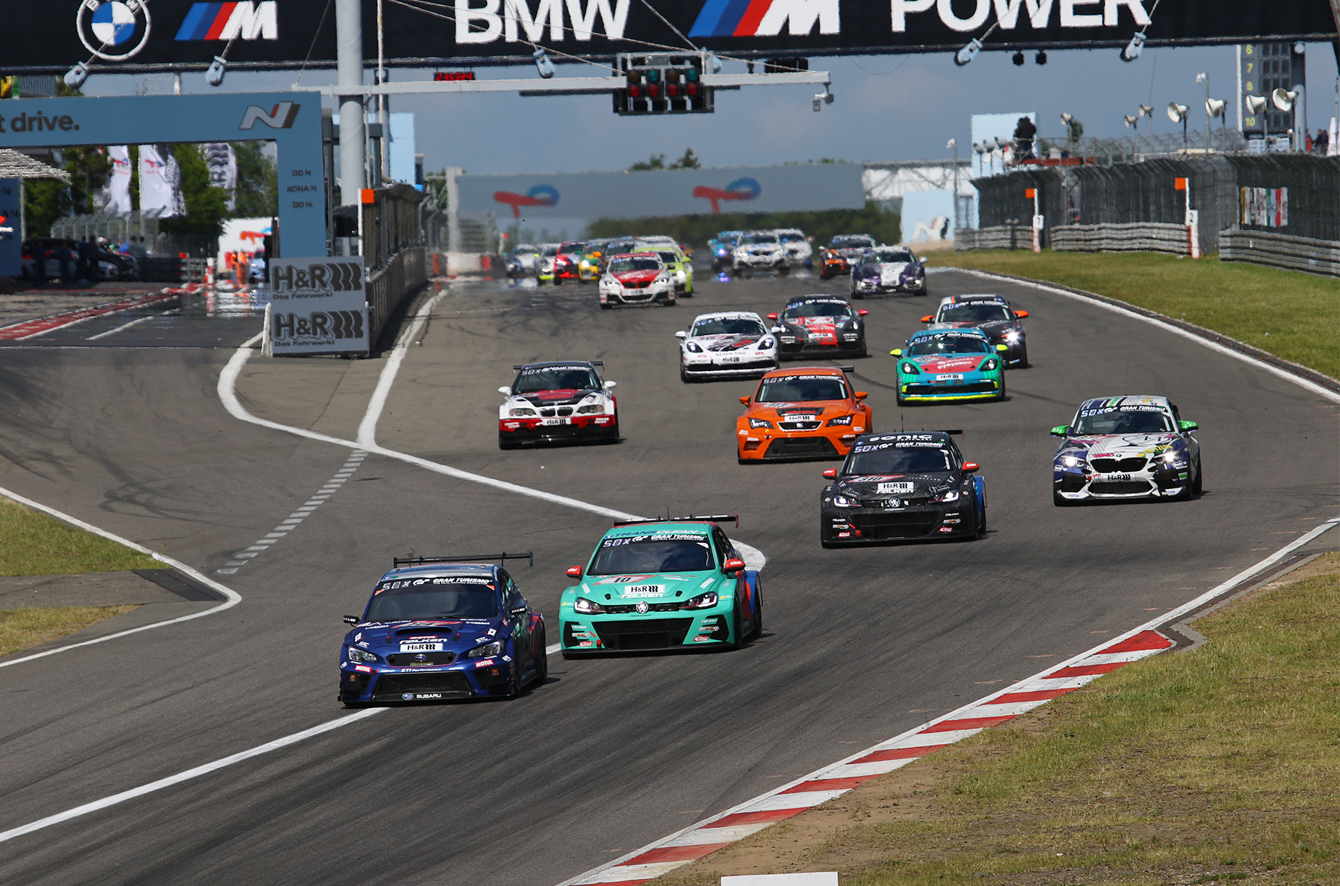 グループ3からトップでスタートするSUBARU WRX STI