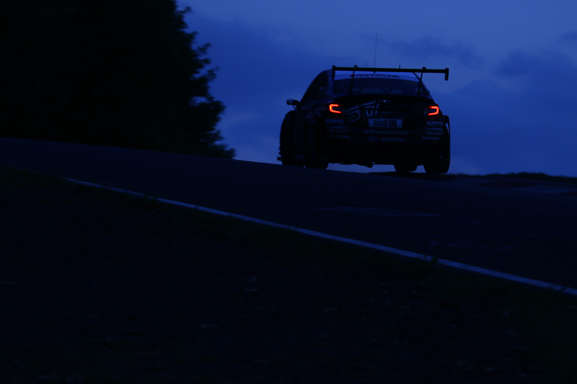 夕闇まで順調に走行するSUBARU WRX STI