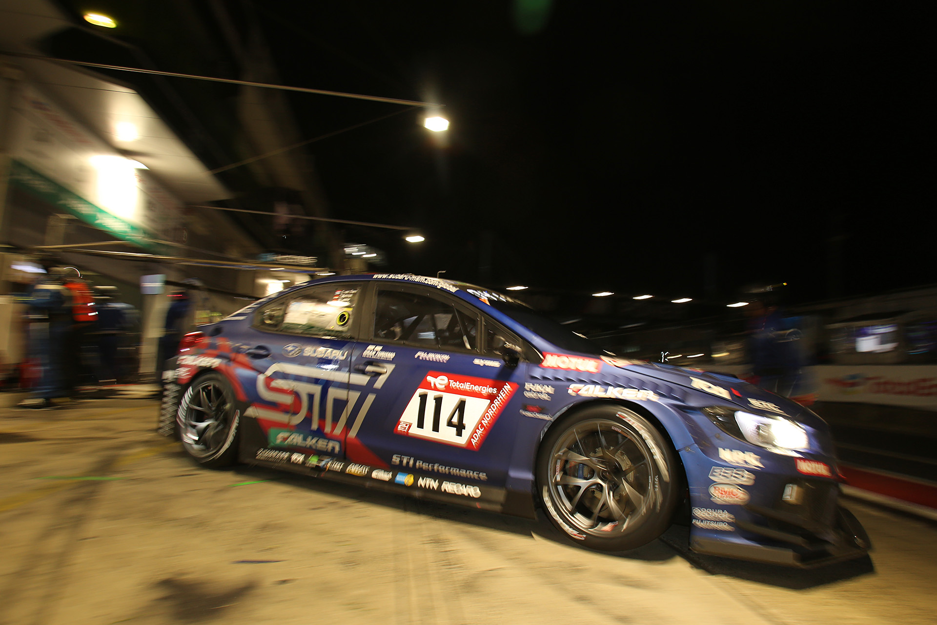 2時過ぎのピット交代。ティム・シュリック選手から佐々木孝太選手へ