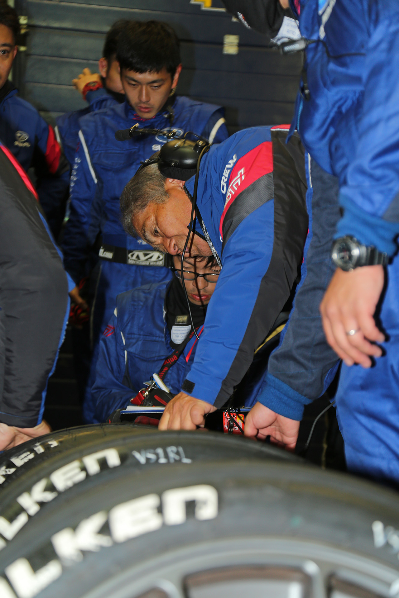 タイヤのチェックをする辰己監督ら