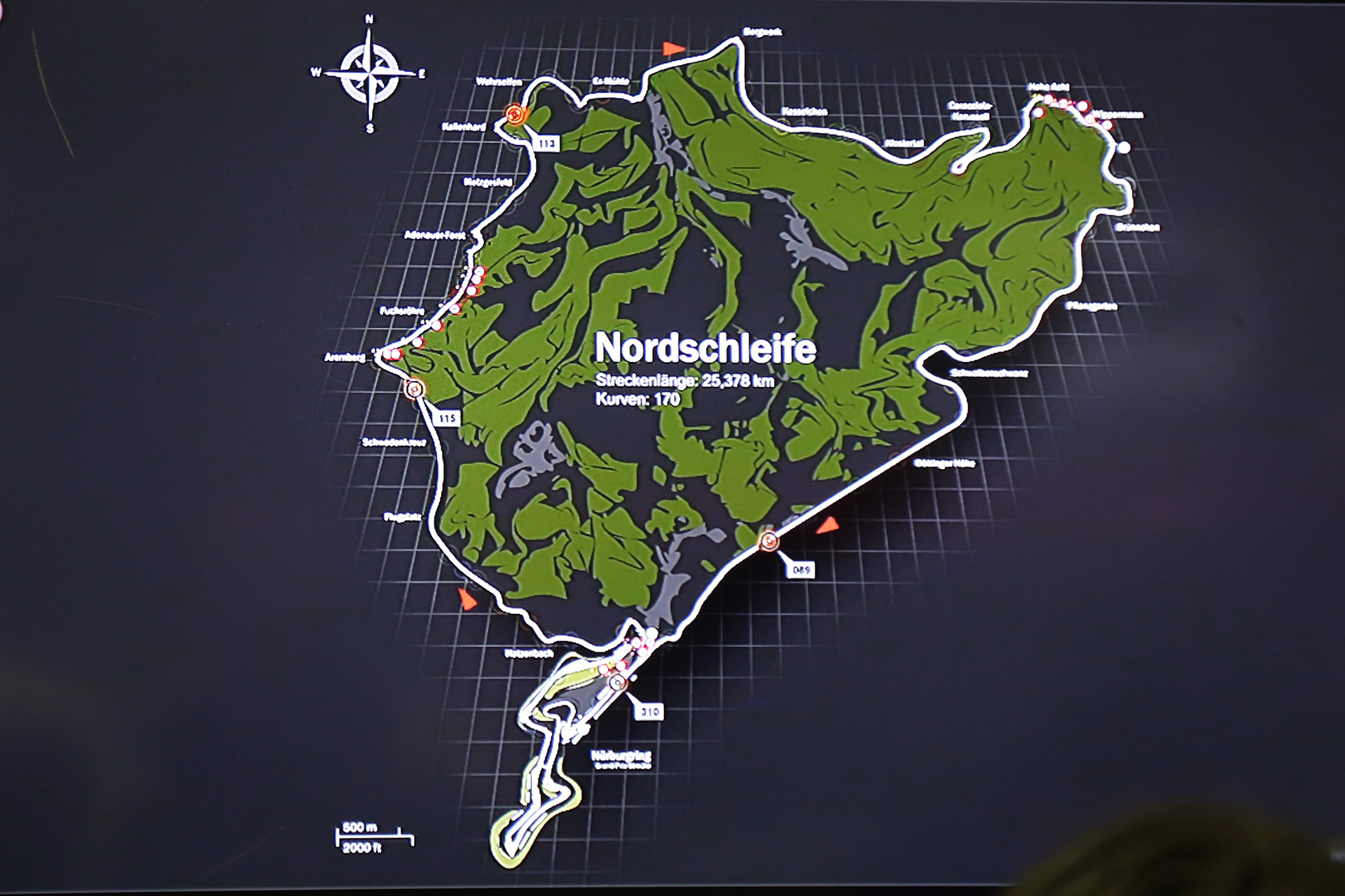 夜中の3時過ぎ、アクシデントが発生の報が。現場を地図で確かめる監督ら