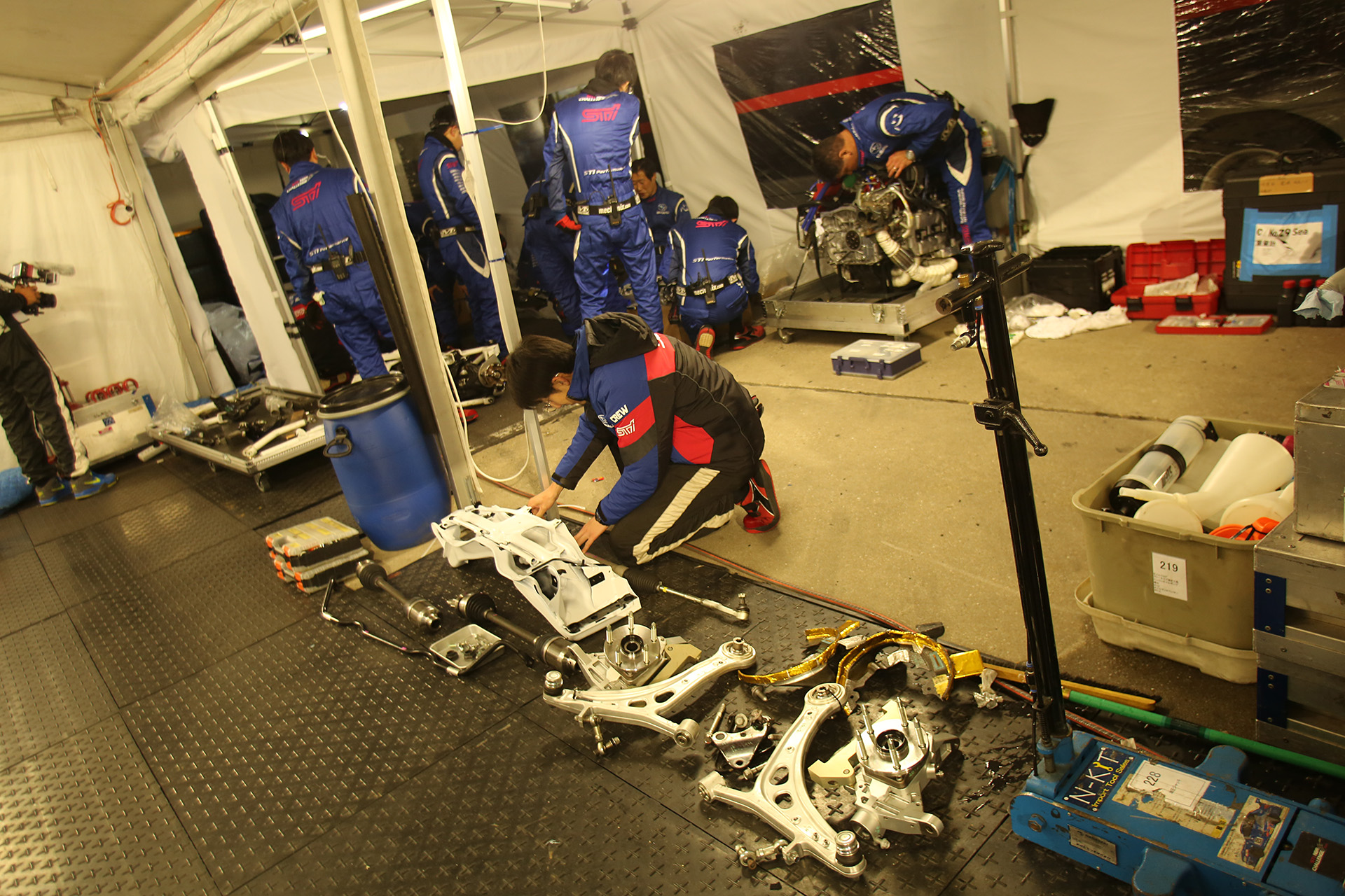 車両が戻り次第修理できるようにパーツを並べ待つスバルガレージ