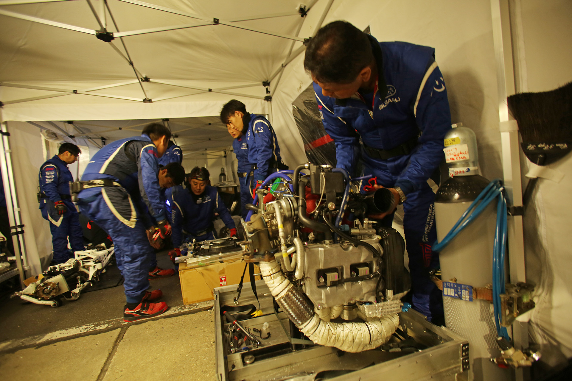 車両が戻り次第修理できるようにパーツを並べ待つスバルガレージ