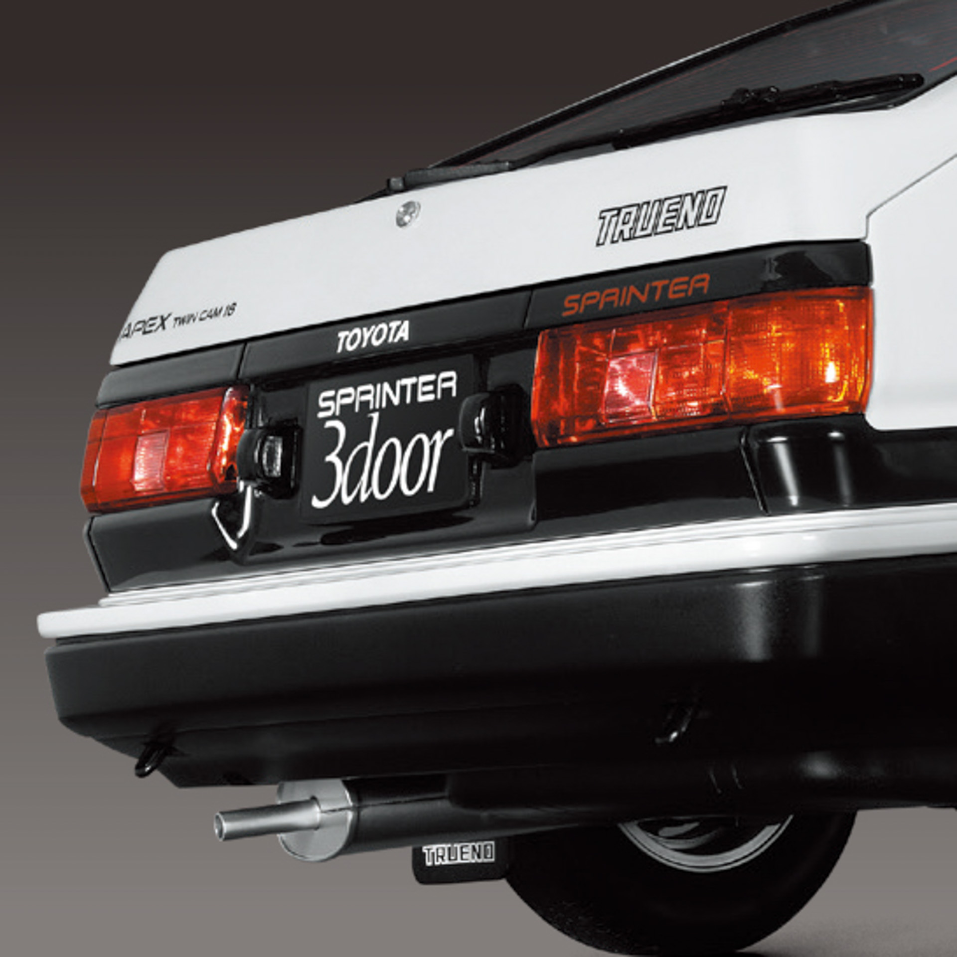 ブレーキ灯などが点灯：コンビネーションパネルでレイアウトされている、ハチロクトレノのリアの灯火類。ストップランプ、ポジションランプもリモコン操作で自在に点灯、消灯が可能