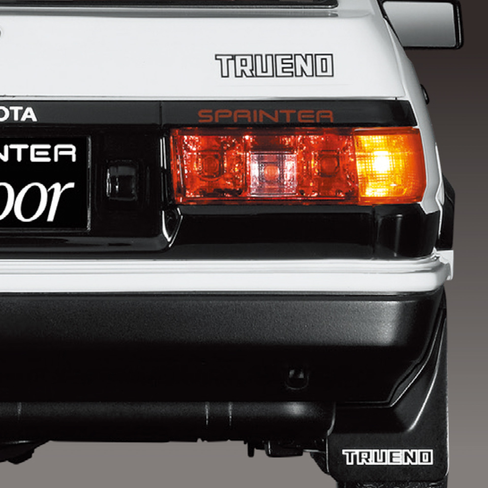 前後のウインカーはリレー音とともに点滅：前後ともにリモコン操作でウインカーが点滅、ウインカーのリレー音も内蔵スピーカーから再生