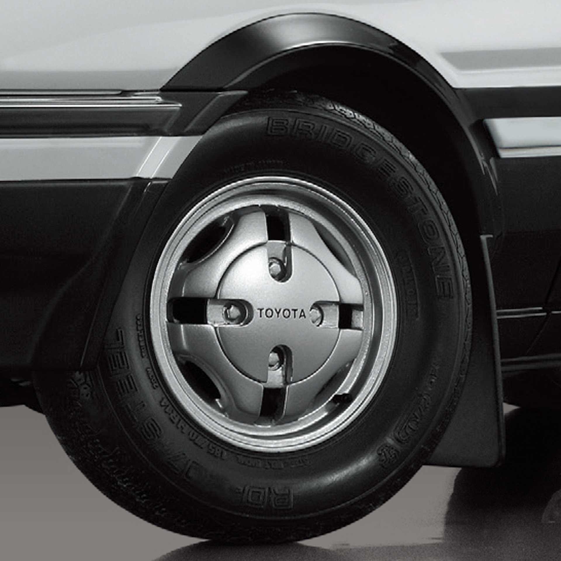 ハイグレードGTアペックスのタイヤとホイールを装着：GTアペックスの標準装備である185/70HR13のスチールラジアルタイヤと、5J×13アルミホイールを装着。発売時のノーマル仕様にとことんこだわったセッティングを採用