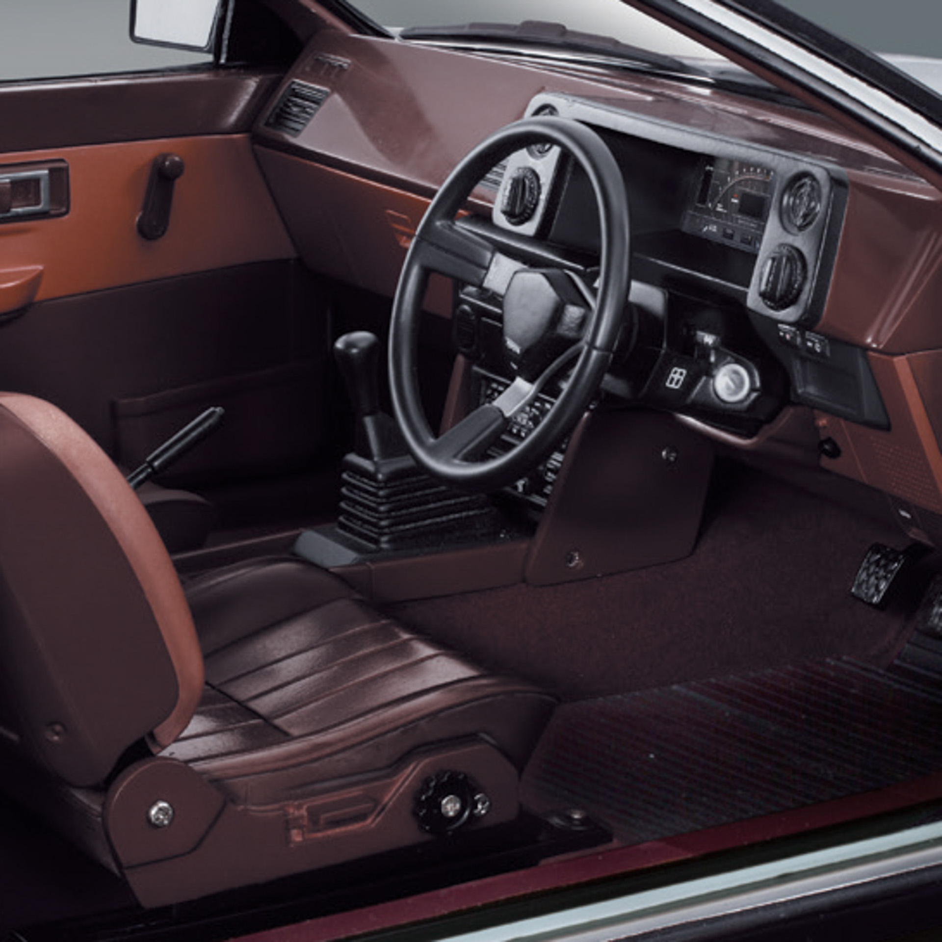 内装はハチロクトレノのディテールが満載：GTアペックスだけに設定されたワインレッド系ツートンのカラーリング。前期型トレノで標準装備されたエレクトロニックディスプレイメーターも再現