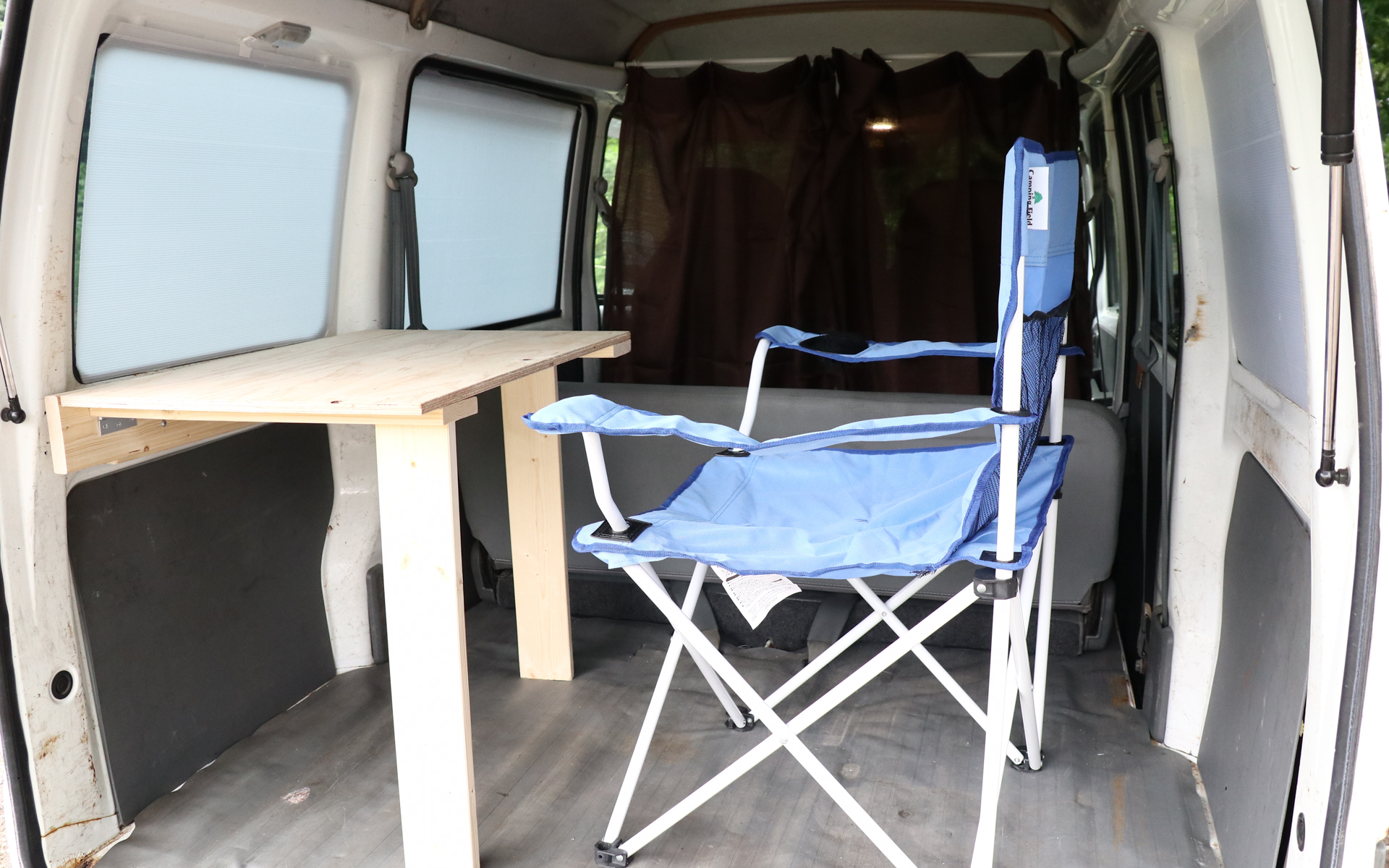 椅子と机を装備したわが軽バン、日産・クリッパーバン