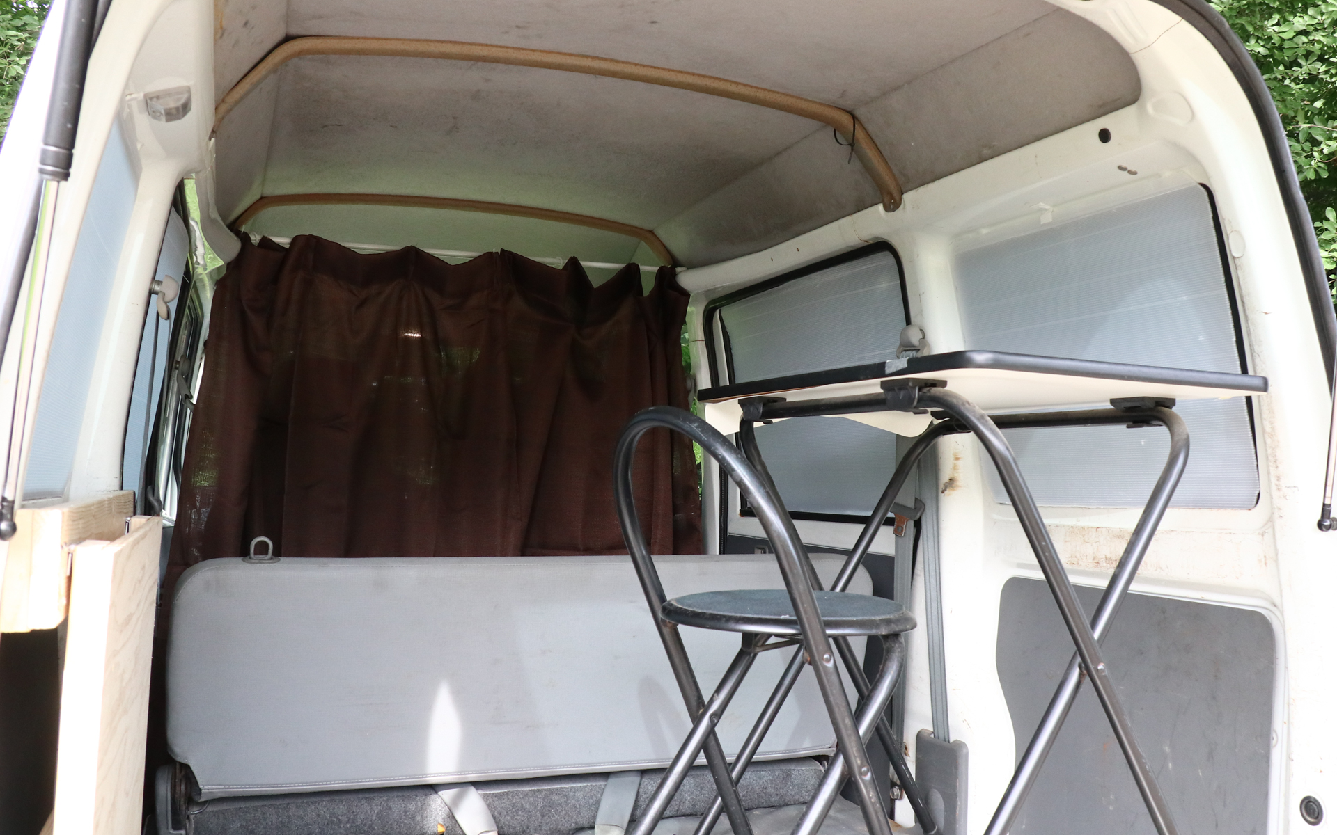 椅子と机を持ち込んでみたが、このとおり無理があった