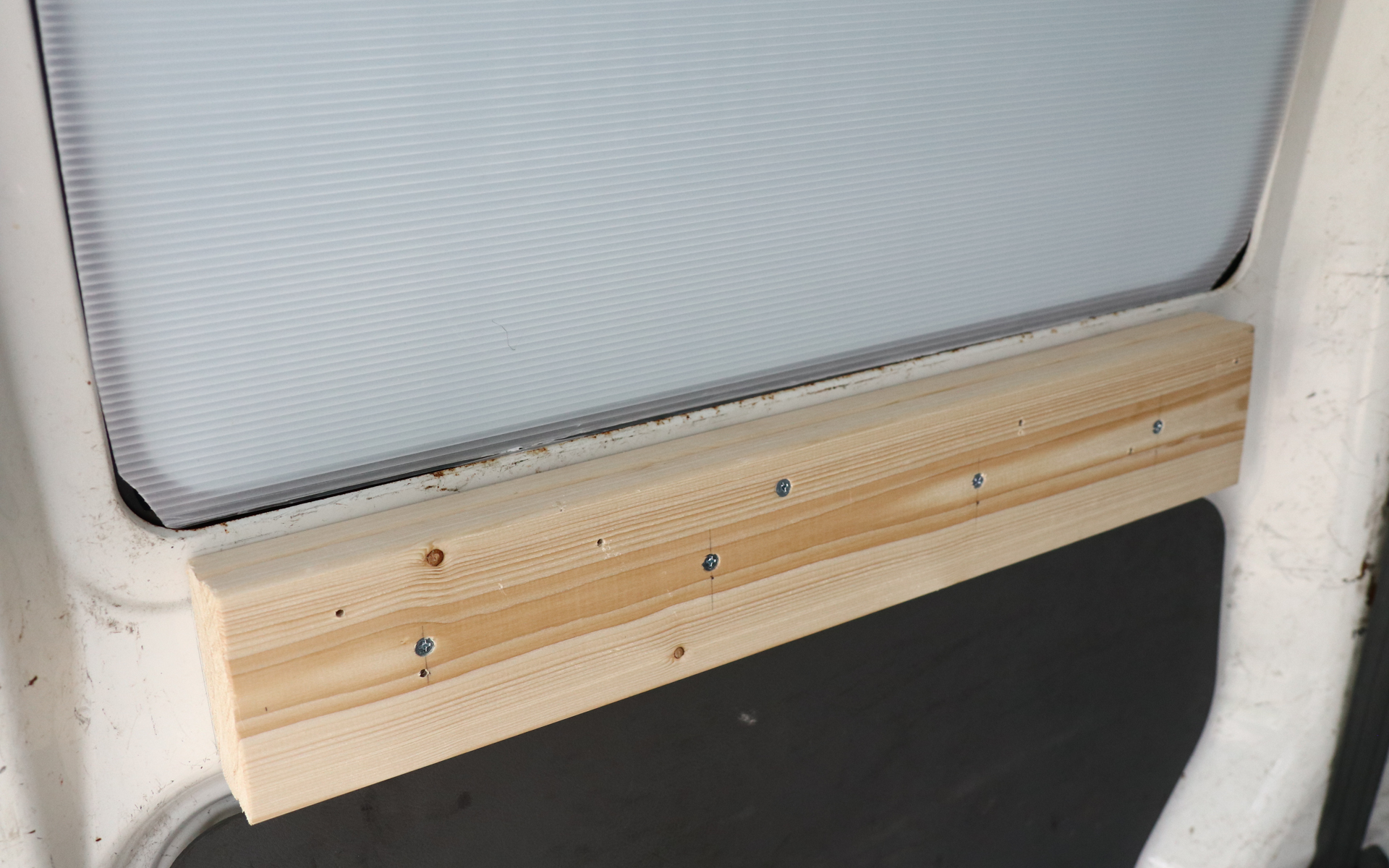 窓の下に1×4材を二重に固定、さらにここに机を固定した