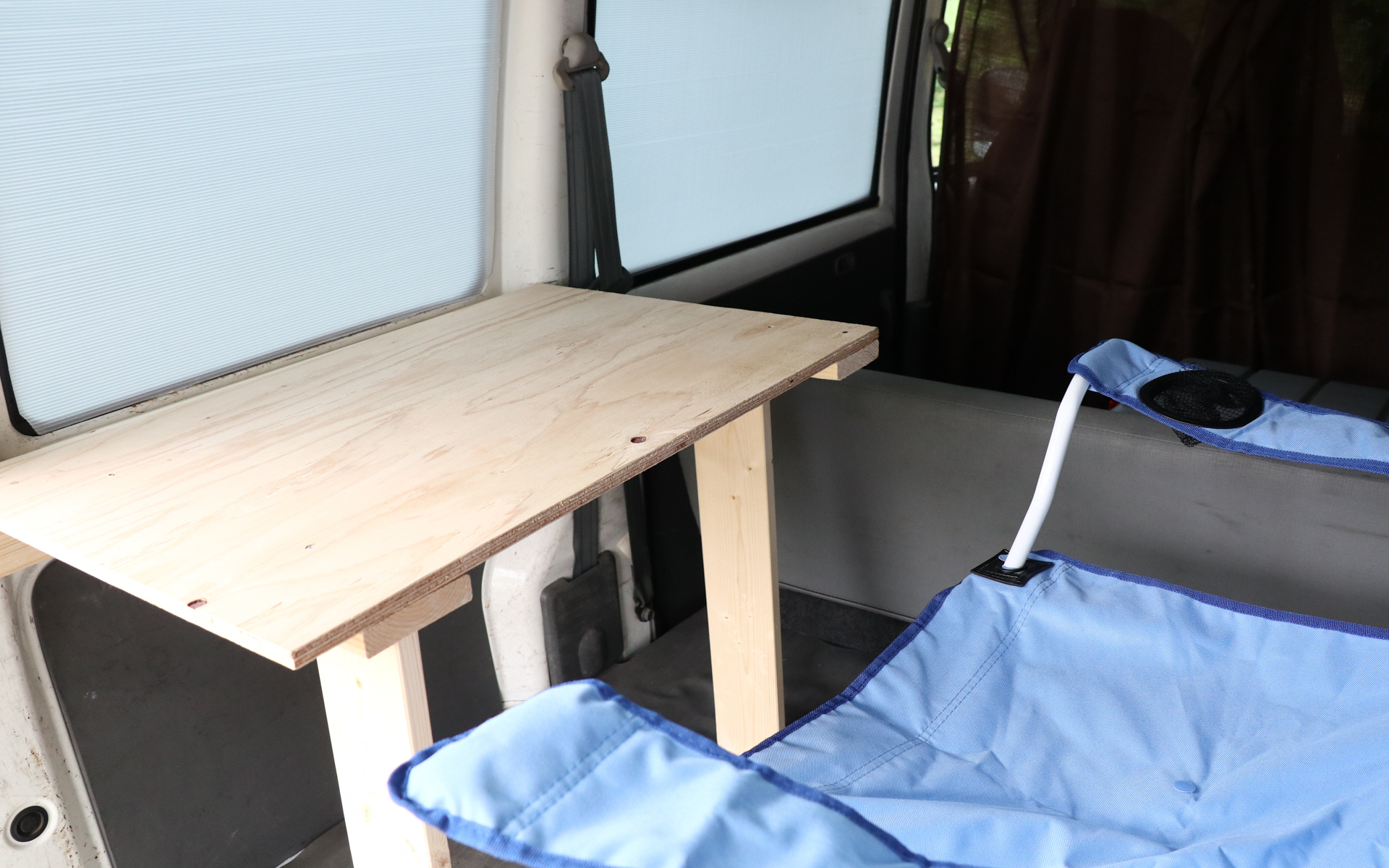 展開した机。足を折ると天面が下に折れて収納できる