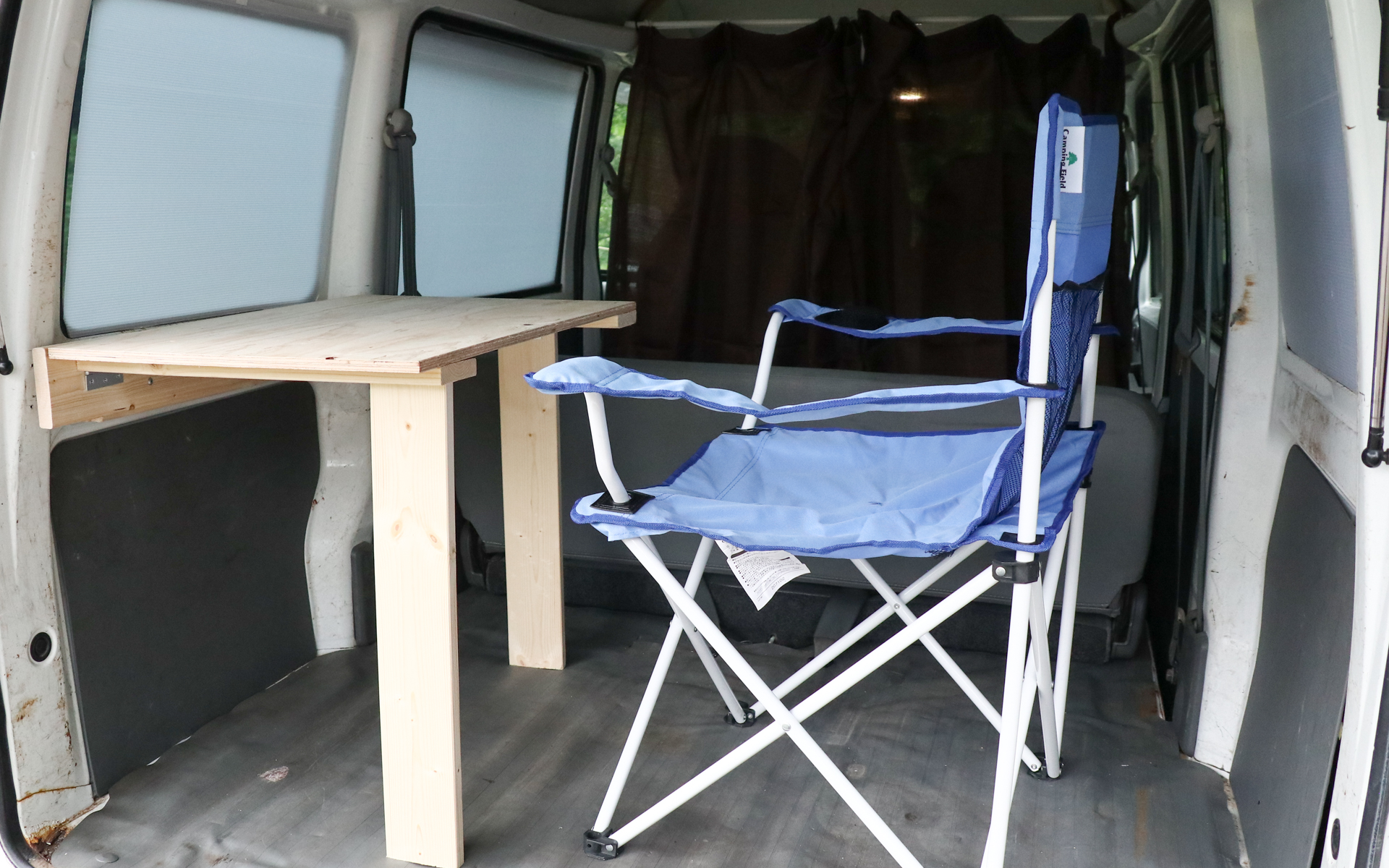 机は58cm、椅子は38cmなら頭がつかえずに座れる。机の天面高さは窓のボトムラインと合っているので、机を展開したまま運転席から左後方を安全確認した場合でも邪魔にならない