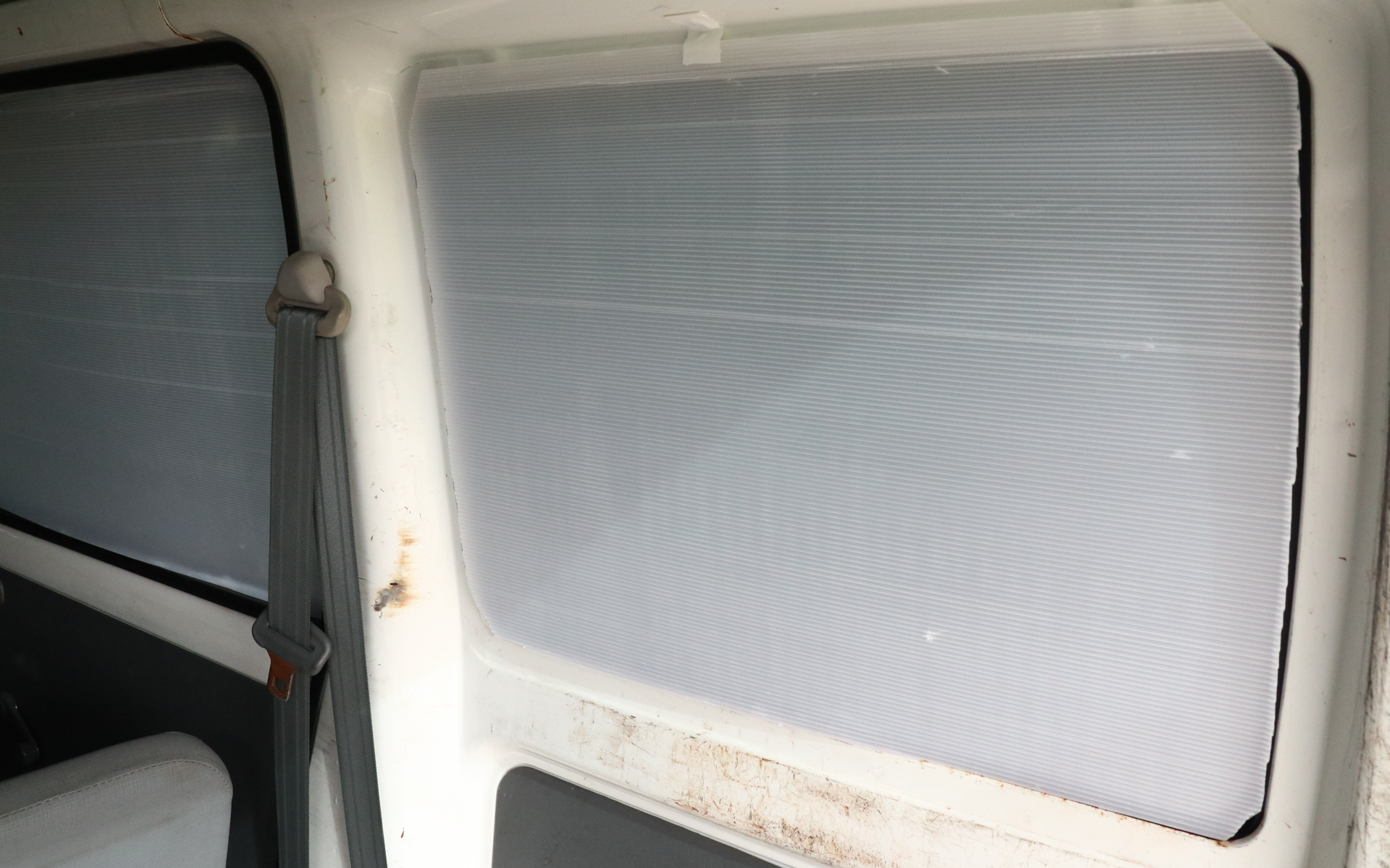 窓にはプラダンで作った目隠し。上にはガムテープでベロを作りそこにマグネットを仕込みボディにくっつく仕組み