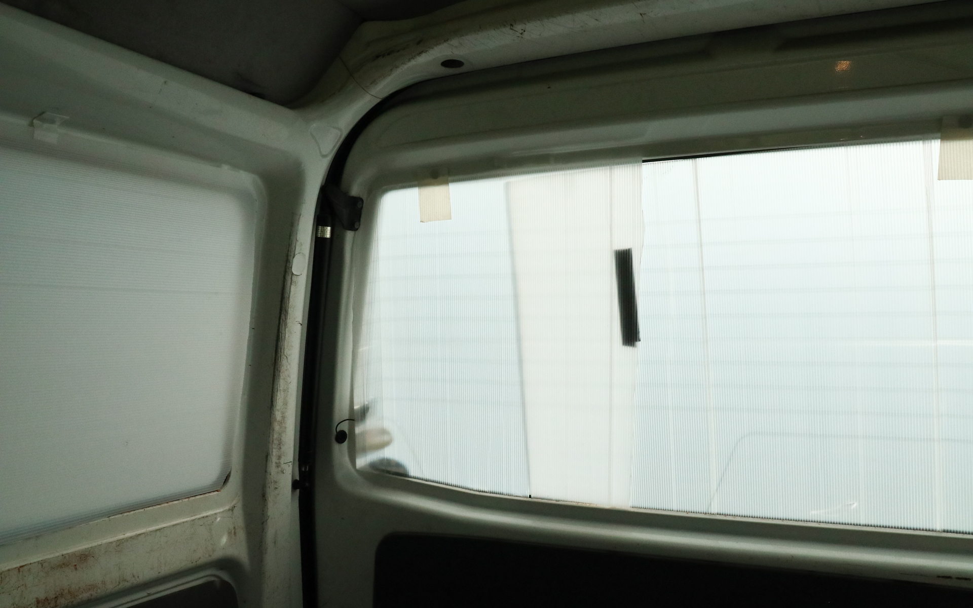 後面のガラスにもプラダン。2枚構成としたため、途中にマグネットテープを貼り、2枚を連結させる