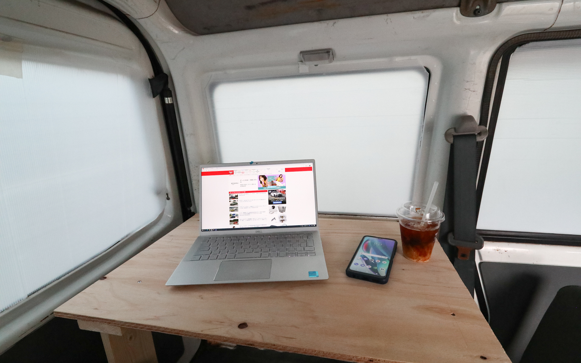 机を展開し、13.3型ノートPCとスマートフォン、飲み物を置いたところ。ほかに資料があっても大丈夫そうだ