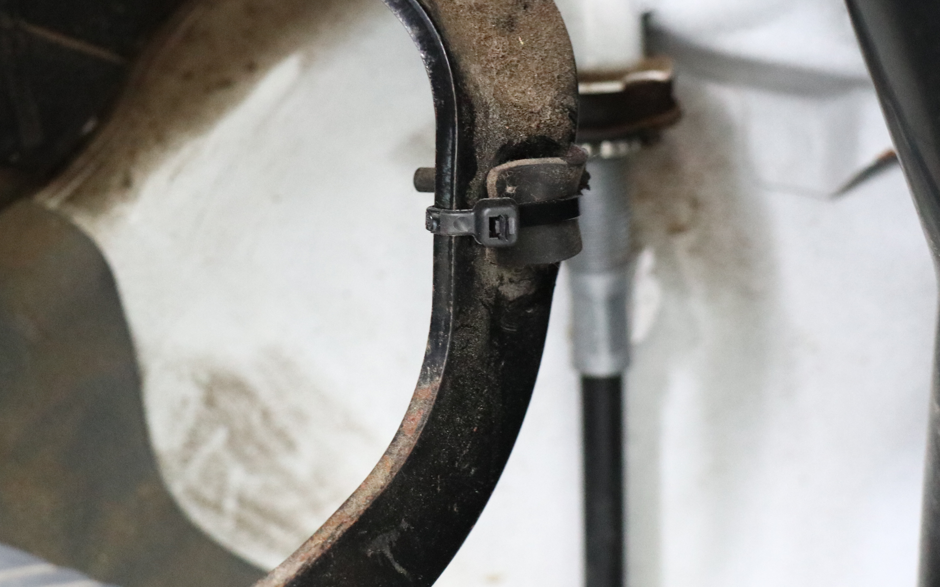 ちぎれてしまったため、結線バンドで固定して応急措置をした