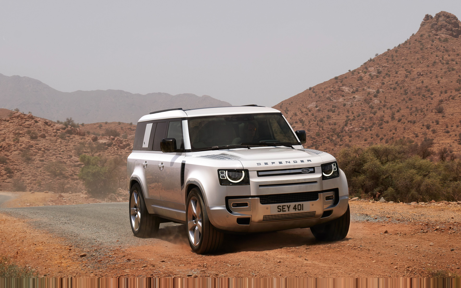 ディフェンダー 130のボディサイズは5358×2008×1970mm（全長×全幅×全高。全幅はドアミラー格納時）、ホイールベースは3022mm